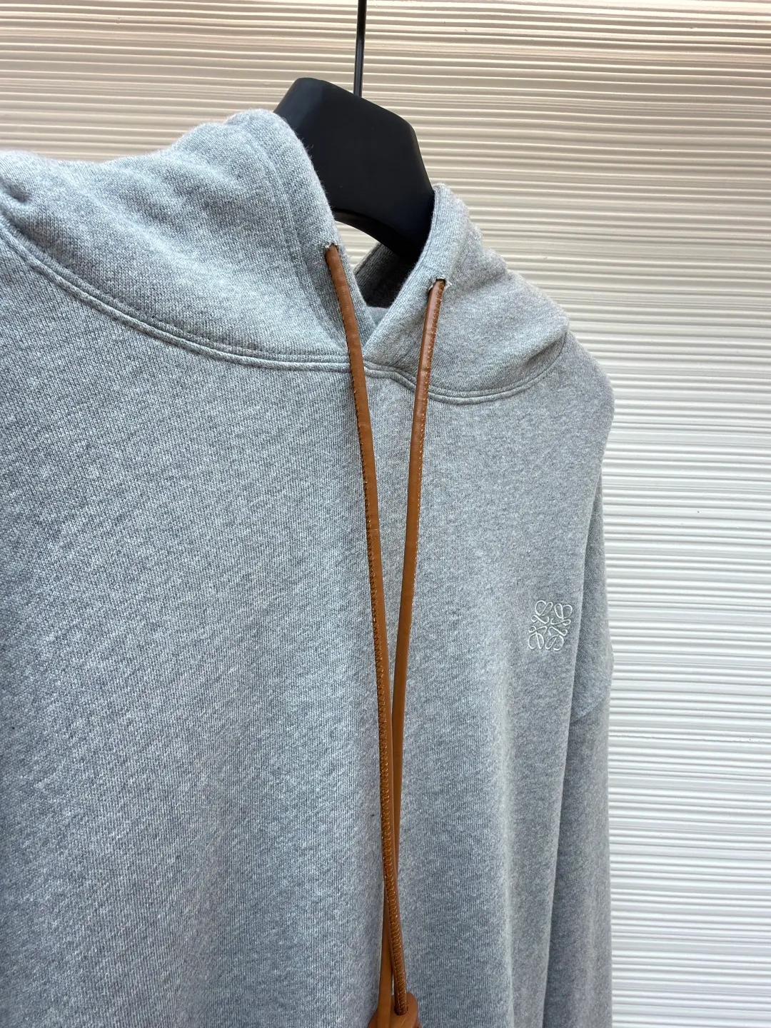 Loewe Anagram leather embroidered hooded sweatshirt ●Original version: Purchased and developed for 8800 ●Item number: 1682380-A70 ●Material: cotton fabric ●Technology: embroidery production ●Color: gray ●Version: Fitted version ●Weight: about 815 grams ●Size: S-M-L-XL ●Description: Customized medium-weight looped cotton velvet fabric, soft and comfortable to the touch, wide and stylish, with pure black as the background color It outlines a simple but not simple outline. The iconic Loewe Anagram embroidery is embellished on the chest. It is paired with a Flamenco-style leather drawstring to inject a touch of unique style. It is low-key but highlights the taste. Simplify it and mix it casually to release your individual style. It adopts imported machine embroidery technology and uses advanced computer control systems and precision mechanical components to achieve Loewe Anagram embroidery operations with high precision and smooth and delicate lines. The fabrics have been washed to give them a better feel and texture. They are not easy to deform, shrink or fade, and maintain their long-lasting beauty. The overall wiring is straight and delicate, the fabric is comfortable and soft, and the color is consistent without color difference. It can be matched with the same style to create a fashionable look and control various occasions. Customized accessories, complete with three standards, same style for men and women!