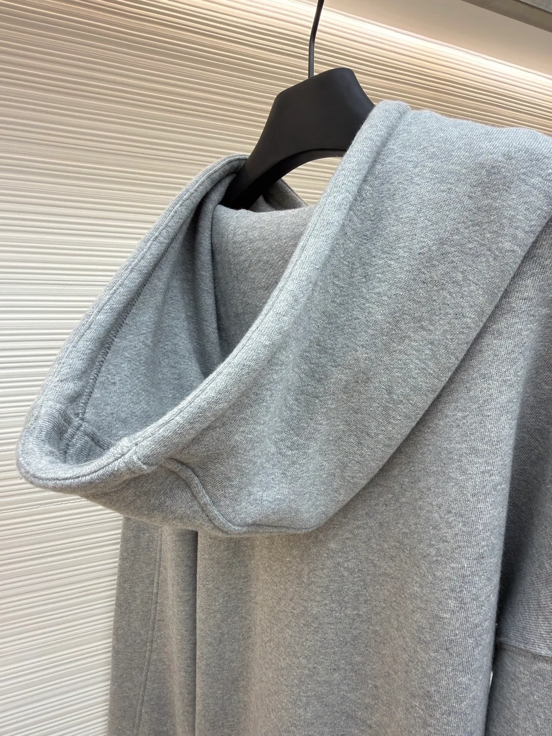 Loewe Anagram leather embroidered hooded sweatshirt ●Original version: Purchased and developed for 8800 ●Item number: 1682380-A70 ●Material: cotton fabric ●Technology: embroidery production ●Color: gray ●Version: Fitted version ●Weight: about 815 grams ●Size: S-M-L-XL ●Description: Customized medium-weight looped cotton velvet fabric, soft and comfortable to the touch, wide and stylish, with pure black as the background color It outlines a simple but not simple outline. The iconic Loewe Anagram embroidery is embellished on the chest. It is paired with a Flamenco-style leather drawstring to inject a touch of unique style. It is low-key but highlights the taste. Simplify it and mix it casually to release your individual style. It adopts imported machine embroidery technology and uses advanced computer control systems and precision mechanical components to achieve Loewe Anagram embroidery operations with high precision and smooth and delicate lines. The fabrics have been washed to give them a better feel and texture. They are not easy to deform, shrink or fade, and maintain their long-lasting beauty. The overall wiring is straight and delicate, the fabric is comfortable and soft, and the color is consistent without color difference. It can be matched with the same style to create a fashionable look and control various occasions. Customized accessories, complete with three standards, same style for men and women!
