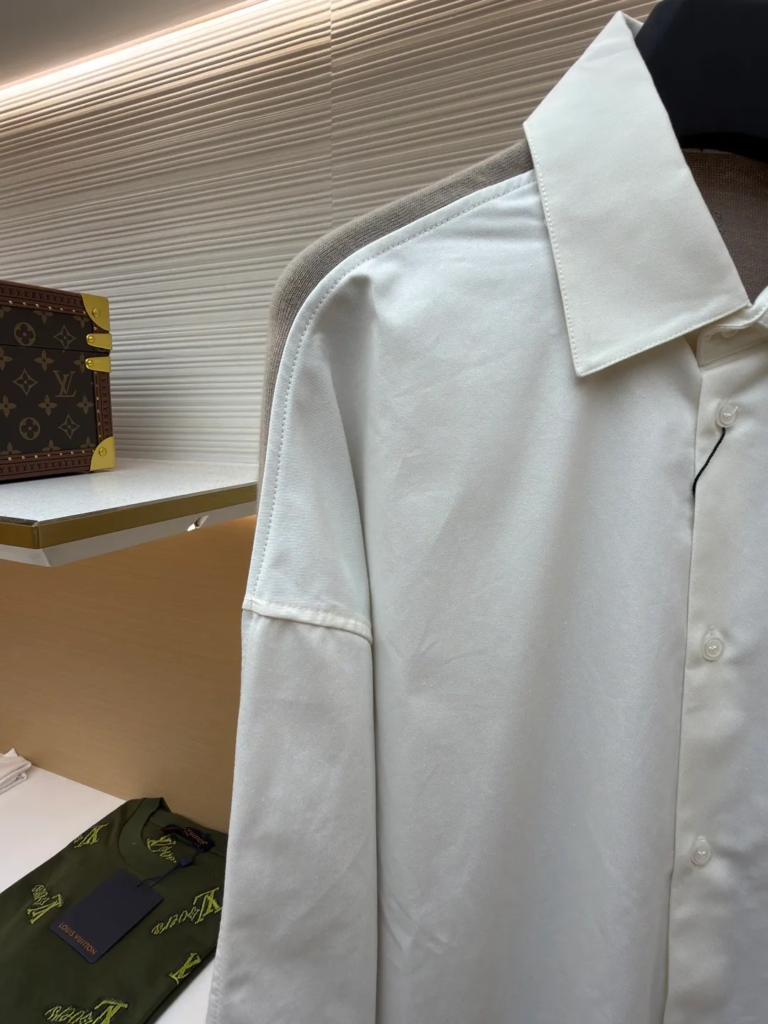 LOEWE cotton and knitted spliced shirt ●Original version: purchased and developed by 12479 ●Item number: 1680887-B50 ●Fabric: high-count cotton yarn fabric ●Technology: mechanical embroidery production ●Version: fitted version ●Weight: about 350 grams ●Size: 36-38-40-42 ●Description: The front panel is made of high-count cotton yarn through a weaving process with high warp density and low weft density to make a light and thin fabric with excellent breathability. The surface is smooth and flat, and feels as smooth as silk. At the same time, it retains the natural skin-friendly properties of cotton, making it snug and comfortable without any strange feeling. Because the warp yarns are closely arranged, the surface of the fabric shows longitudinal texture and soft luster, enhancing the visual sense of luxury. The back panel is woven with extremely fine wool yarn through high-count spinning technology to make a fabric with moderate density. It feels soft and skin-friendly, and has a delicate velvet feel on the surface. Wool fiber has a natural hollow structure, which can lock in still air and form an excellent thermal insulation layer. Even if it is light and thin, it has a good thermal insulation effect. Under the back collar, the high-precision calculation system of the computerized embroidery machine controls the coordinated operation of the machine head, needle bar, and thread spool. The fabric frame moves accurately in the horizontal and vertical directions to form a stitch track. The upper and lower thread tensions are adjusted to ensure that the stitches are smooth and free of floating threads, forming anagram embroidery with an error of ±0.1mm. The overall wiring is straight and delicate, the fabric is comfortable and soft, and the color is consistent without color difference. It can be matched with the same style to create a fashionable look and control various occasions. Customized accessories, complete with three standards, same style for men and women!