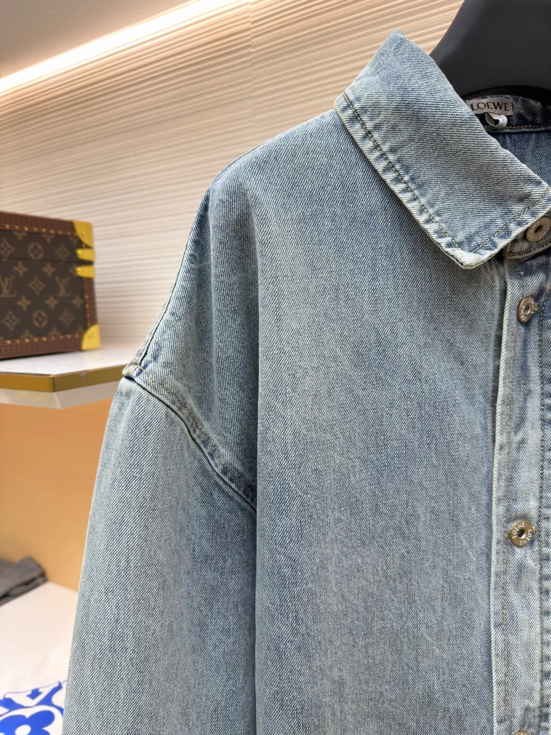 Loewe lapel long-sleeved laser burnt denim jacket ●Original version: purchased and developed for 11900 ●Item number: 1682175-B25 ●Material: denim fabric ●Technology: laser burnt production ●Color: blue ●Version: loose fit ●Weight: about 1080 grams ●Size: 46-48-50-52 ●Description: This LOEWE washed denim shirt is made using the ancient stone washing process. The dual action of natural volcanic stones and enzymes makes the denim fabric a naturally aged light gray blue tone. The color is rich in layering and soft to the touch, while retaining the crisp texture of the denim to the greatest extent. The shirt is cut using three-dimensional tailoring technology. The shoulders are designed with dropped shoulders, combined with the loose body shape, and precise cutting piece splicing and seam positioning are used to create a casual and neat outline. The placket is made of reinforced sewing technology, and the stitching stitches on the buttons and the cloth are dense, making it more durable. The collar and cuffs are hemmed with exquisite craftsmanship, and the seams are neat and not off-line. Every detail demonstrates the brand's strict control over craftsmanship, making the classic denim shirt both textured and practical. The overall wiring is straight and delicate, the fabric is comfortable and soft, and the color is consistent without color difference. It can be matched with the same style to create a fashionable look and control various occasions. Customized accessories, complete with three standards, same style for men and women!
