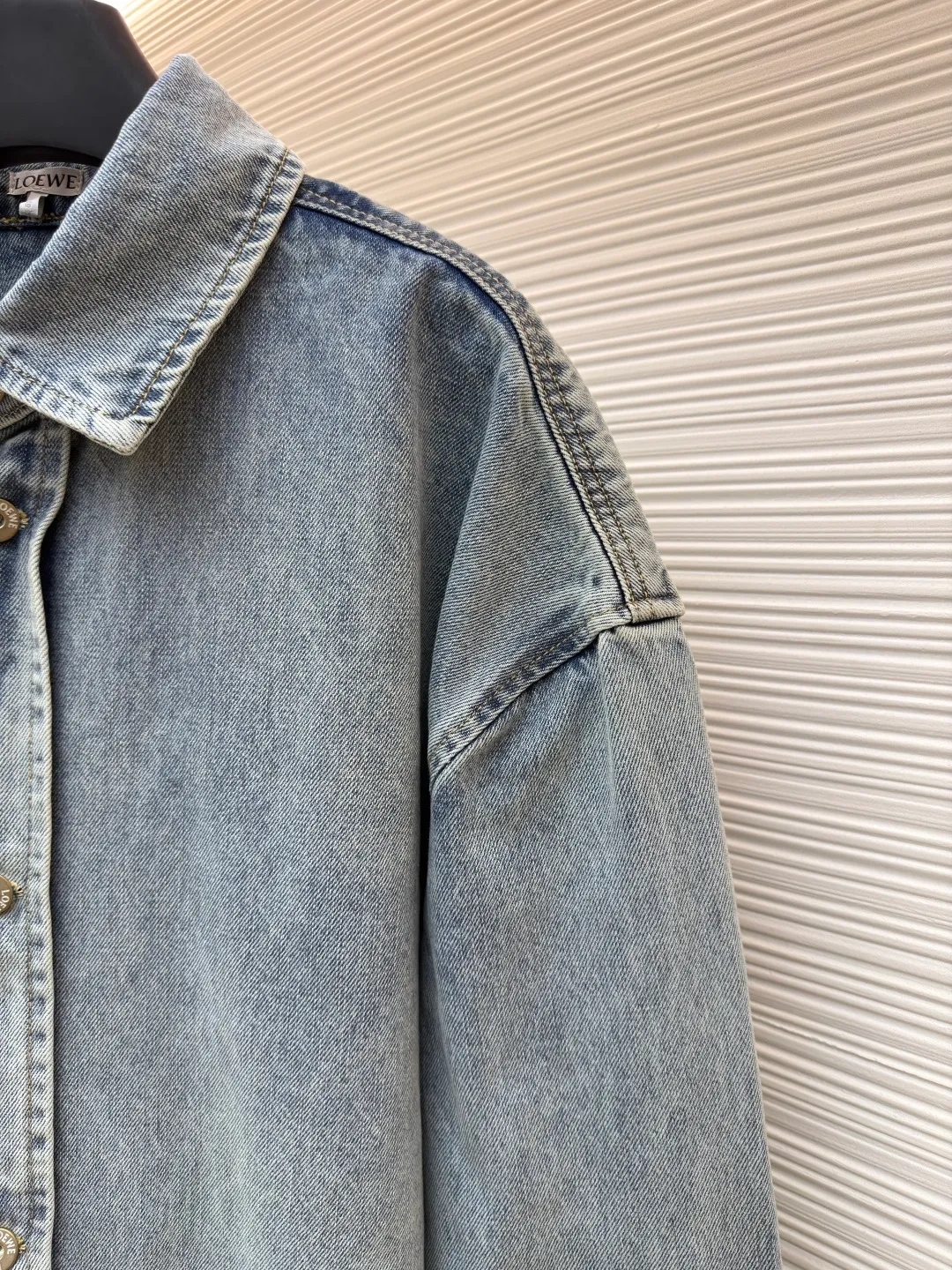 Loewe lapel long-sleeved laser burnt denim jacket ●Original version: purchased and developed for 11900 ●Item number: 1682175-B25 ●Material: denim fabric ●Technology: laser burnt production ●Color: blue ●Version: loose fit ●Weight: about 1080 grams ●Size: 46-48-50-52 ●Description: This LOEWE washed denim shirt is made using the ancient stone washing process. The dual action of natural volcanic stones and enzymes makes the denim fabric a naturally aged light gray blue tone. The color is rich in layering and soft to the touch, while retaining the crisp texture of the denim to the greatest extent. The shirt is cut using three-dimensional tailoring technology. The shoulders are designed with dropped shoulders, combined with the loose body shape, and precise cutting piece splicing and seam positioning are used to create a casual and neat outline. The placket is made of reinforced sewing technology, and the stitching stitches on the buttons and the cloth are dense, making it more durable. The collar and cuffs are hemmed with exquisite craftsmanship, and the seams are neat and not off-line. Every detail demonstrates the brand's strict control over craftsmanship, making the classic denim shirt both textured and practical. The overall wiring is straight and delicate, the fabric is comfortable and soft, and the color is consistent without color difference. It can be matched with the same style to create a fashionable look and control various occasions. Customized accessories, complete with three standards, same style for men and women!