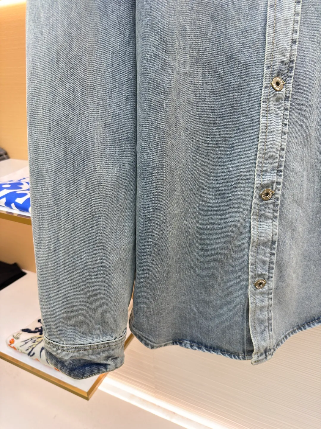 Loewe lapel long-sleeved laser burnt denim jacket ●Original version: purchased and developed for 11900 ●Item number: 1682175-B25 ●Material: denim fabric ●Technology: laser burnt production ●Color: blue ●Version: loose fit ●Weight: about 1080 grams ●Size: 46-48-50-52 ●Description: This LOEWE washed denim shirt is made using the ancient stone washing process. The dual action of natural volcanic stones and enzymes makes the denim fabric a naturally aged light gray blue tone. The color is rich in layering and soft to the touch, while retaining the crisp texture of the denim to the greatest extent. The shirt is cut using three-dimensional tailoring technology. The shoulders are designed with dropped shoulders, combined with the loose body shape, and precise cutting piece splicing and seam positioning are used to create a casual and neat outline. The placket is made of reinforced sewing technology, and the stitching stitches on the buttons and the cloth are dense, making it more durable. The collar and cuffs are hemmed with exquisite craftsmanship, and the seams are neat and not off-line. Every detail demonstrates the brand's strict control over craftsmanship, making the classic denim shirt both textured and practical. The overall wiring is straight and delicate, the fabric is comfortable and soft, and the color is consistent without color difference. It can be matched with the same style to create a fashionable look and control various occasions. Customized accessories, complete with three standards, same style for men and women!