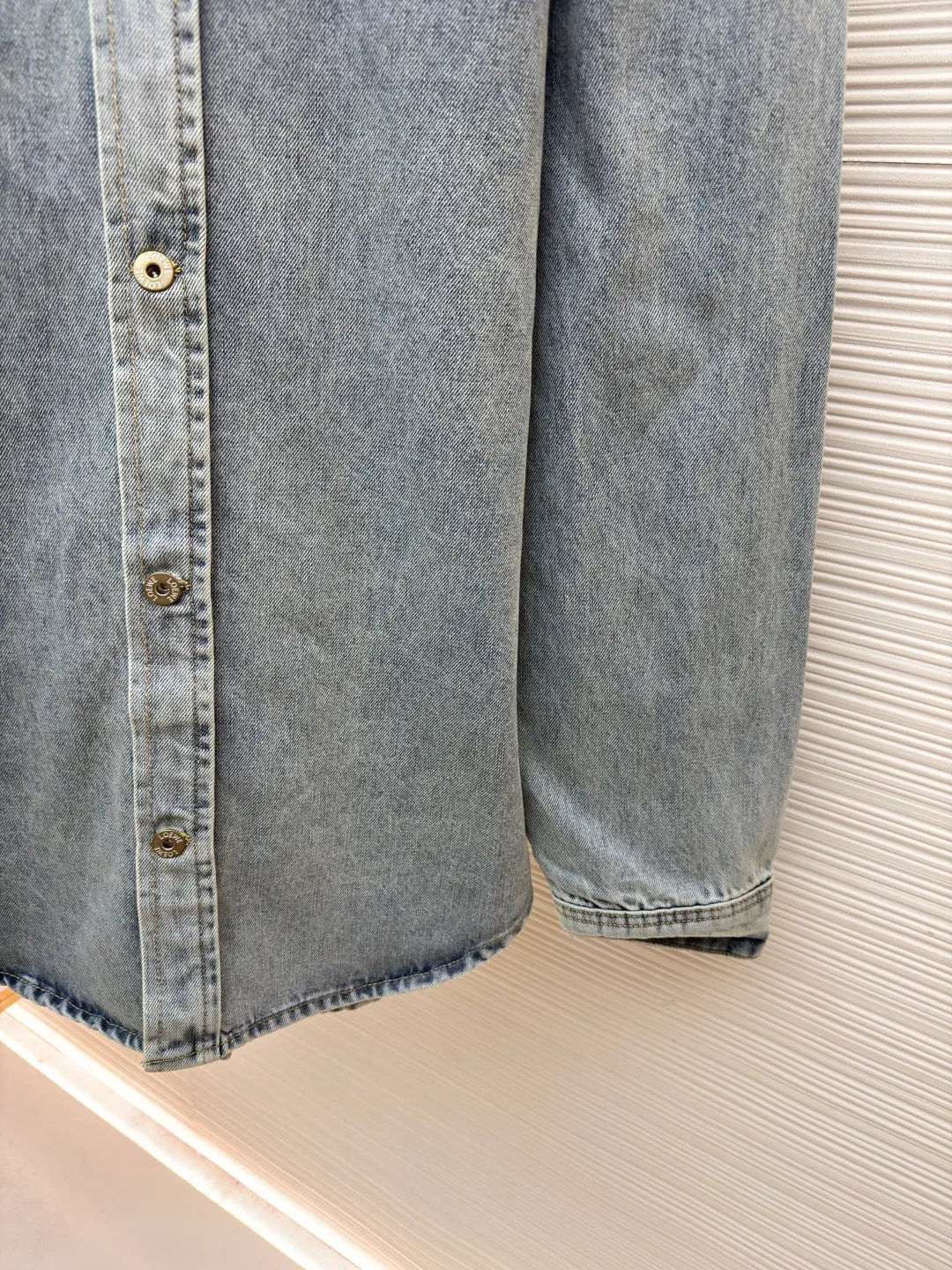 Loewe lapel long-sleeved laser burnt denim jacket ●Original version: purchased and developed for 11900 ●Item number: 1682175-B25 ●Material: denim fabric ●Technology: laser burnt production ●Color: blue ●Version: loose fit ●Weight: about 1080 grams ●Size: 46-48-50-52 ●Description: This LOEWE washed denim shirt is made using the ancient stone washing process. The dual action of natural volcanic stones and enzymes makes the denim fabric a naturally aged light gray blue tone. The color is rich in layering and soft to the touch, while retaining the crisp texture of the denim to the greatest extent. The shirt is cut using three-dimensional tailoring technology. The shoulders are designed with dropped shoulders, combined with the loose body shape, and precise cutting piece splicing and seam positioning are used to create a casual and neat outline. The placket is made of reinforced sewing technology, and the stitching stitches on the buttons and the cloth are dense, making it more durable. The collar and cuffs are hemmed with exquisite craftsmanship, and the seams are neat and not off-line. Every detail demonstrates the brand's strict control over craftsmanship, making the classic denim shirt both textured and practical. The overall wiring is straight and delicate, the fabric is comfortable and soft, and the color is consistent without color difference. It can be matched with the same style to create a fashionable look and control various occasions. Customized accessories, complete with three standards, same style for men and women!