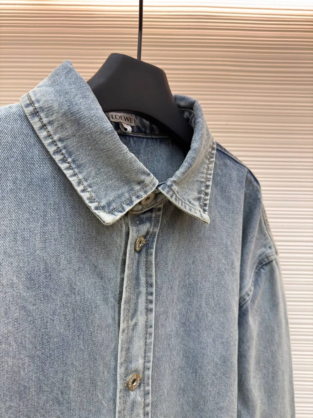 Loewe lapel long-sleeved laser burnt denim jacket ●Original version: purchased and developed for 11900 ●Item number: 1682175-B25 ●Material: denim fabric ●Technology: laser burnt production ●Color: blue ●Version: loose fit ●Weight: about 1080 grams ●Size: 46-48-50-52 ●Description: This LOEWE washed denim shirt is made using the ancient stone washing process. The dual action of natural volcanic stones and enzymes makes the denim fabric a naturally aged light gray blue tone. The color is rich in layering and soft to the touch, while retaining the crisp texture of the denim to the greatest extent. The shirt is cut using three-dimensional tailoring technology. The shoulders are designed with dropped shoulders, combined with the loose body shape, and precise cutting piece splicing and seam positioning are used to create a casual and neat outline. The placket is made of reinforced sewing technology, and the stitching stitches on the buttons and the cloth are dense, making it more durable. The collar and cuffs are hemmed with exquisite craftsmanship, and the seams are neat and not off-line. Every detail demonstrates the brand's strict control over craftsmanship, making the classic denim shirt both textured and practical. The overall wiring is straight and delicate, the fabric is comfortable and soft, and the color is consistent without color difference. It can be matched with the same style to create a fashionable look and control various occasions. Customized accessories, complete with three standards, same style for men and women!
