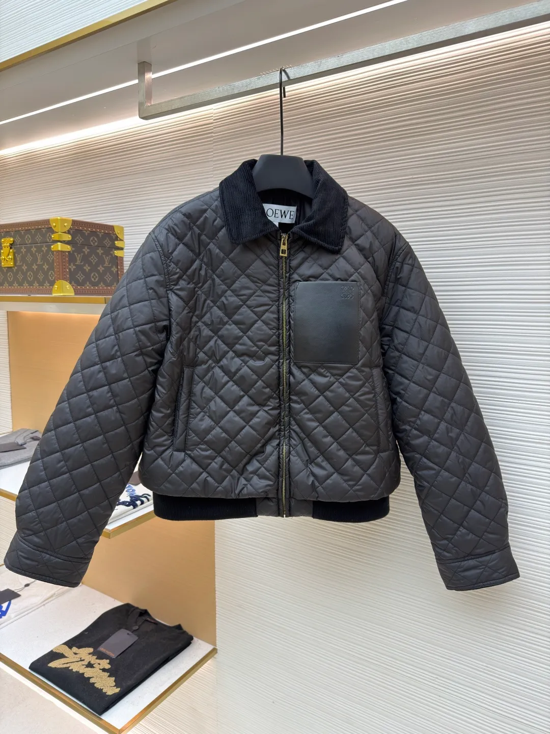 Loewe rhombus patch sheepskin down jacket ●Item number: 1681944-C65 ●Fabric: high-density nylon (fabric ●Technology: patch production ●Color: black ●Version: fitted version ●Weight: about 610 grams ●Size: 36-38-40 ●Description: The main body is made of high-density nylon using an environmentally friendly dyeing process to ensure color fastness (washing resistance and light resistance). Lapel, cuffs and hem: dark brown corduroy, made of 11 thin strips of corduroy, with a fabric thickness of 350g/m², soft and wear-resistant, and contrasting with the dark brown leather on the main body. The sheepskin is thick, the leather is fine and shiny, and the edges are oiled (edge-sealed). The overall wiring is straight and delicate, the fabric is comfortable and soft, and the color is consistent without color difference. It can be matched with the same style to create a fashionable look and control various occasions. Customized accessories, complete with three standards, same style for men and women!