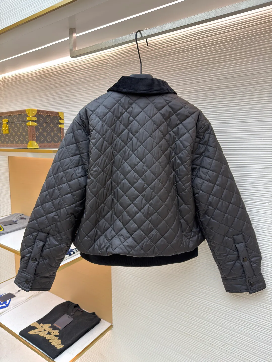 Loewe rhombus patch sheepskin down jacket ●Item number: 1681944-C65 ●Fabric: high-density nylon (fabric ●Technology: patch production ●Color: black ●Version: fitted version ●Weight: about 610 grams ●Size: 36-38-40 ●Description: The main body is made of high-density nylon using an environmentally friendly dyeing process to ensure color fastness (washing resistance and light resistance). Lapel, cuffs and hem: dark brown corduroy, made of 11 thin strips of corduroy, with a fabric thickness of 350g/m², soft and wear-resistant, and contrasting with the dark brown leather on the main body. The sheepskin is thick, the leather is fine and shiny, and the edges are oiled (edge-sealed). The overall wiring is straight and delicate, the fabric is comfortable and soft, and the color is consistent without color difference. It can be matched with the same style to create a fashionable look and control various occasions. Customized accessories, complete with three standards, same style for men and women!