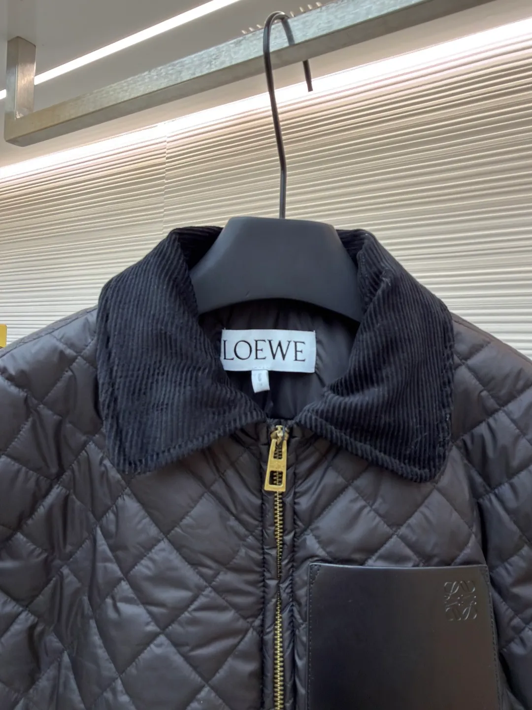 Loewe rhombus patch sheepskin down jacket ●Item number: 1681944-C65 ●Fabric: high-density nylon (fabric ●Technology: patch production ●Color: black ●Version: fitted version ●Weight: about 610 grams ●Size: 36-38-40 ●Description: The main body is made of high-density nylon using an environmentally friendly dyeing process to ensure color fastness (washing resistance and light resistance). Lapel, cuffs and hem: dark brown corduroy, made of 11 thin strips of corduroy, with a fabric thickness of 350g/m², soft and wear-resistant, and contrasting with the dark brown leather on the main body. The sheepskin is thick, the leather is fine and shiny, and the edges are oiled (edge-sealed). The overall wiring is straight and delicate, the fabric is comfortable and soft, and the color is consistent without color difference. It can be matched with the same style to create a fashionable look and control various occasions. Customized accessories, complete with three standards, same style for men and women!