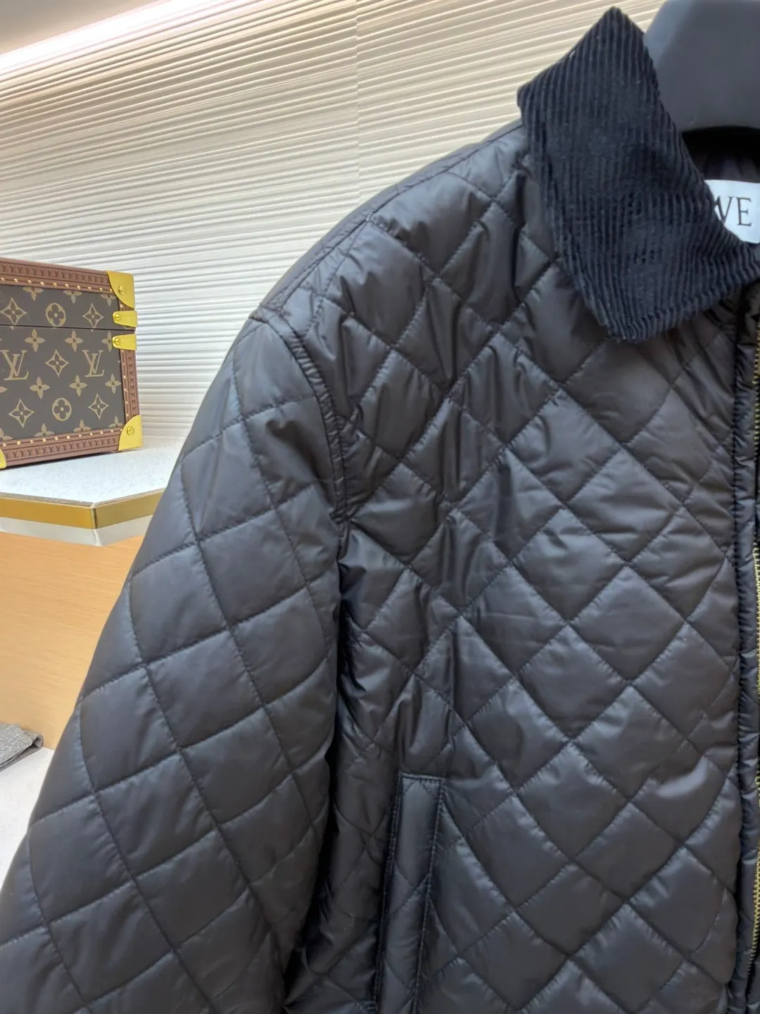 Loewe rhombus patch sheepskin down jacket ●Item number: 1681944-C65 ●Fabric: high-density nylon (fabric ●Technology: patch production ●Color: black ●Version: fitted version ●Weight: about 610 grams ●Size: 36-38-40 ●Description: The main body is made of high-density nylon using an environmentally friendly dyeing process to ensure color fastness (washing resistance and light resistance). Lapel, cuffs and hem: dark brown corduroy, made of 11 thin strips of corduroy, with a fabric thickness of 350g/m², soft and wear-resistant, and contrasting with the dark brown leather on the main body. The sheepskin is thick, the leather is fine and shiny, and the edges are oiled (edge-sealed). The overall wiring is straight and delicate, the fabric is comfortable and soft, and the color is consistent without color difference. It can be matched with the same style to create a fashionable look and control various occasions. Customized accessories, complete with three standards, same style for men and women!