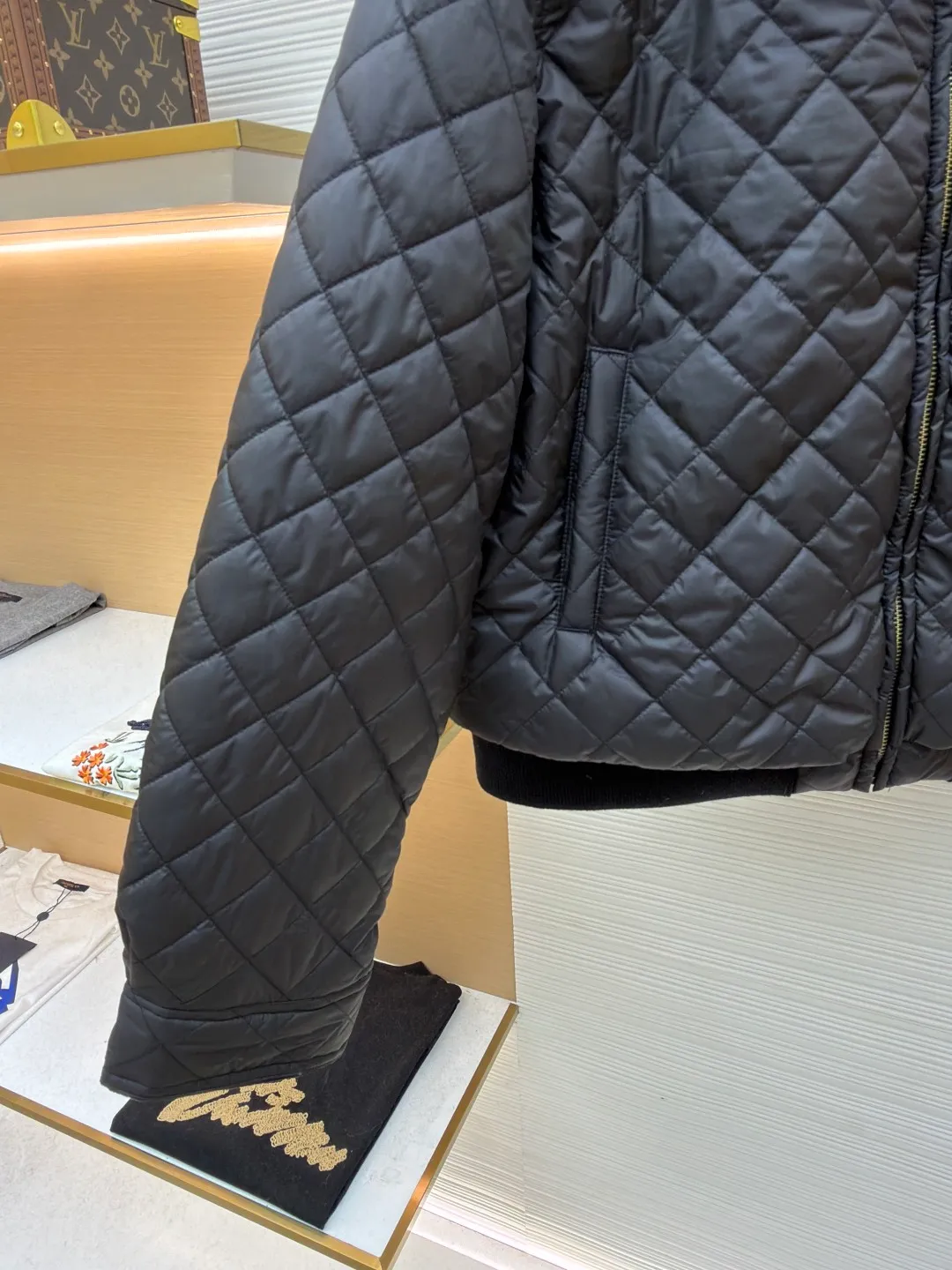 Loewe rhombus patch sheepskin down jacket ●Item number: 1681944-C65 ●Fabric: high-density nylon (fabric ●Technology: patch production ●Color: black ●Version: fitted version ●Weight: about 610 grams ●Size: 36-38-40 ●Description: The main body is made of high-density nylon using an environmentally friendly dyeing process to ensure color fastness (washing resistance and light resistance). Lapel, cuffs and hem: dark brown corduroy, made of 11 thin strips of corduroy, with a fabric thickness of 350g/m², soft and wear-resistant, and contrasting with the dark brown leather on the main body. The sheepskin is thick, the leather is fine and shiny, and the edges are oiled (edge-sealed). The overall wiring is straight and delicate, the fabric is comfortable and soft, and the color is consistent without color difference. It can be matched with the same style to create a fashionable look and control various occasions. Customized accessories, complete with three standards, same style for men and women!