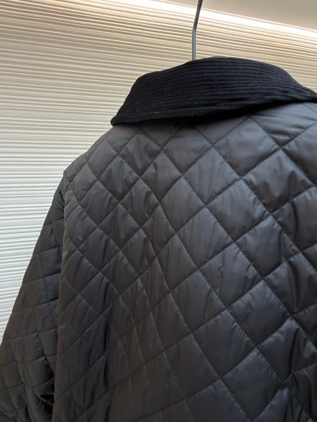 Loewe rhombus patch sheepskin down jacket ●Item number: 1681944-C65 ●Fabric: high-density nylon (fabric ●Technology: patch production ●Color: black ●Version: fitted version ●Weight: about 610 grams ●Size: 36-38-40 ●Description: The main body is made of high-density nylon using an environmentally friendly dyeing process to ensure color fastness (washing resistance and light resistance). Lapel, cuffs and hem: dark brown corduroy, made of 11 thin strips of corduroy, with a fabric thickness of 350g/m², soft and wear-resistant, and contrasting with the dark brown leather on the main body. The sheepskin is thick, the leather is fine and shiny, and the edges are oiled (edge-sealed). The overall wiring is straight and delicate, the fabric is comfortable and soft, and the color is consistent without color difference. It can be matched with the same style to create a fashionable look and control various occasions. Customized accessories, complete with three standards, same style for men and women!