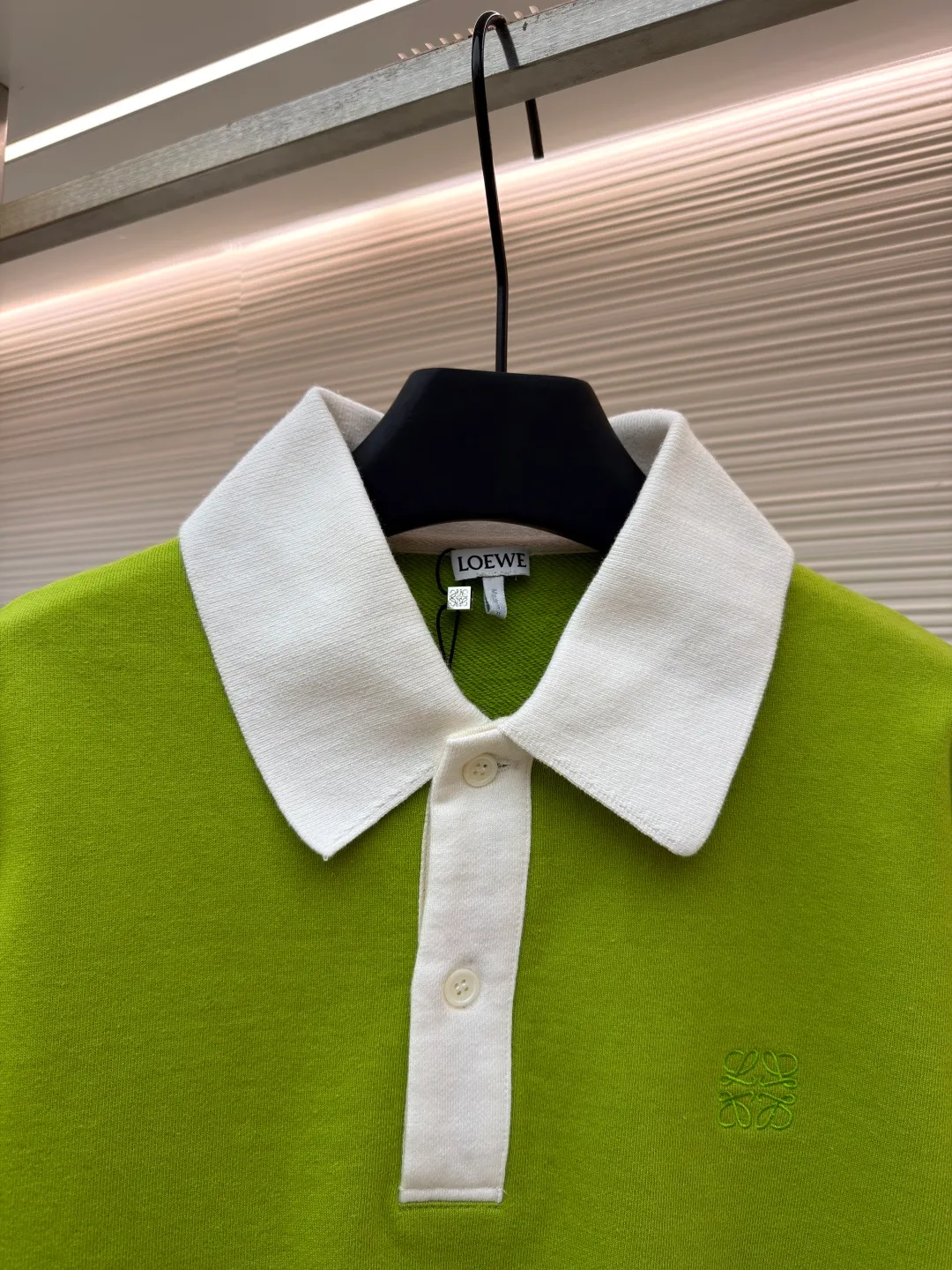 Loewe Anagram Embroidered Polo Shirt ●Original version: Purchased and developed for 7200 ●Item number: 1681492-B20 ●Fabric: cotton looped fleece jacquard fabric ●Technology: embroidery production ●Color: green, purple and white ●Version: fitted version ●Weight: about 635g ●Size: XS-S-M-L ●Description: Customized medium weight cotton looped fleece jacquard fabric, full texture, thick and solid Every inch contains a heavy sense of warmth. Avocado green falls into Monet's garden. The breath of plants and the narrative of art are woven into the stitches. The stripe rhythm of golden proportions. The homogeneous three-dimensionality on the chest jumps out and embellishes it like a work of art. The breathing philosophy of leaving a blank neckline. The visual hierarchy of primary and secondary. An orderly carnival of colors, using imported machine embroidery technology. Use advanced computer control systems and sophisticated mechanical components to realize Loewe Anagram embroidery operations with high precision. The lines are smooth and delicate, and the fabrics have been washed to give you a better feel and texture. It is not easy to deform, shrink or fade, and maintains long-term beauty. The overall wiring is straight and delicate, the fabric is comfortable and soft, and the color is consistent without color difference. It can be matched with the same style to create a fashionable look and control various occasions. Customized accessories, complete with three standards, same style for men and women!