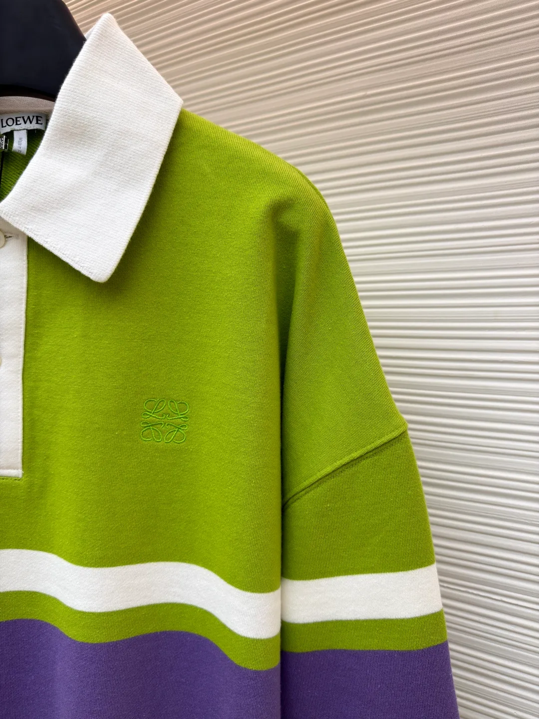 Loewe Anagram Embroidered Polo Shirt ●Original version: Purchased and developed for 7200 ●Item number: 1681492-B20 ●Fabric: cotton looped fleece jacquard fabric ●Technology: embroidery production ●Color: green, purple and white ●Version: fitted version ●Weight: about 635g ●Size: XS-S-M-L ●Description: Customized medium weight cotton looped fleece jacquard fabric, full texture, thick and solid Every inch contains a heavy sense of warmth. Avocado green falls into Monet's garden. The breath of plants and the narrative of art are woven into the stitches. The stripe rhythm of golden proportions. The homogeneous three-dimensionality on the chest jumps out and embellishes it like a work of art. The breathing philosophy of leaving a blank neckline. The visual hierarchy of primary and secondary. An orderly carnival of colors, using imported machine embroidery technology. Use advanced computer control systems and sophisticated mechanical components to realize Loewe Anagram embroidery operations with high precision. The lines are smooth and delicate, and the fabrics have been washed to give you a better feel and texture. It is not easy to deform, shrink or fade, and maintains long-term beauty. The overall wiring is straight and delicate, the fabric is comfortable and soft, and the color is consistent without color difference. It can be matched with the same style to create a fashionable look and control various occasions. Customized accessories, complete with three standards, same style for men and women!