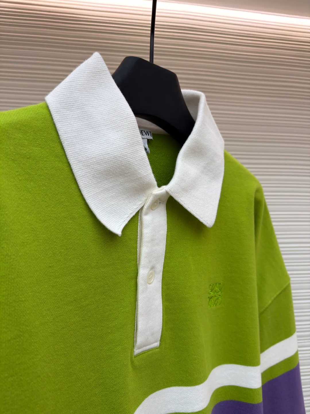 Loewe Anagram Embroidered Polo Shirt ●Original version: Purchased and developed for 7200 ●Item number: 1681492-B20 ●Fabric: cotton looped fleece jacquard fabric ●Technology: embroidery production ●Color: green, purple and white ●Version: fitted version ●Weight: about 635g ●Size: XS-S-M-L ●Description: Customized medium weight cotton looped fleece jacquard fabric, full texture, thick and solid Every inch contains a heavy sense of warmth. Avocado green falls into Monet's garden. The breath of plants and the narrative of art are woven into the stitches. The stripe rhythm of golden proportions. The homogeneous three-dimensionality on the chest jumps out and embellishes it like a work of art. The breathing philosophy of leaving a blank neckline. The visual hierarchy of primary and secondary. An orderly carnival of colors, using imported machine embroidery technology. Use advanced computer control systems and sophisticated mechanical components to realize Loewe Anagram embroidery operations with high precision. The lines are smooth and delicate, and the fabrics have been washed to give you a better feel and texture. It is not easy to deform, shrink or fade, and maintains long-term beauty. The overall wiring is straight and delicate, the fabric is comfortable and soft, and the color is consistent without color difference. It can be matched with the same style to create a fashionable look and control various occasions. Customized accessories, complete with three standards, same style for men and women!
