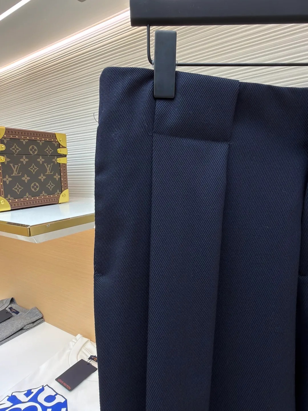 Loewe leather straight-leg wool trousers [This product can only be dry-cleaned and not washed] ●Original version: purchased and developed by 7073 ●Item number: 1682011-C95 ●Fabric: wool fabric ●Technology: embossed patch production ●Color: navy blue ●Version: fitted version ●Weight: about 535 grams ●Size: 44-46-48-50 ●Description: Fabric likely High-count fine wool yarn is used, and the weight is reduced through weight reduction textile technology; crepe refers to the surface of the fabric that has been specially treated to form a fine and uniform wrinkle texture, which not only gives it a unique matte texture, but also increases the elasticity of the fabric and reduces the wrinkle-prone characteristics of pure wool; the twill weave method makes the fabric show a clear diagonal grain, which is softer, more elastic and better resistant to wrinkles than plain weave. High-quality calfskin is laser-cut into specific shapes, then the brand logo is accurately embossed with a high-temperature mold, and finally sewn onto the front of the pants. To highlight the brand identity in the most direct and permanent way, the material collision of leather and wool highlights the extraordinary craftsmanship value and luxurious touch in a low-key manner. By sewing the buttons to the inside of the placket, the appearance is left with just a flat flap. Its function is to achieve an extremely simple and neat visual effect of the front piece, improving the overall sophistication. The buttoned coin pocket is a small security pocket on the side of the waistband; the seam pocket is an insert pocket cleverly hidden along the side seam; and the rear patch pocket is a traditional seam pocket. Together they provide a practical and beautiful storage solution. The overall wiring is straight and delicate, the fabric is comfortable and soft, and the color is consistent without color difference. It can be matched with the same style to create a fashionable look and control various occasions. Customized accessories, complete with three standards, same style for men and women!