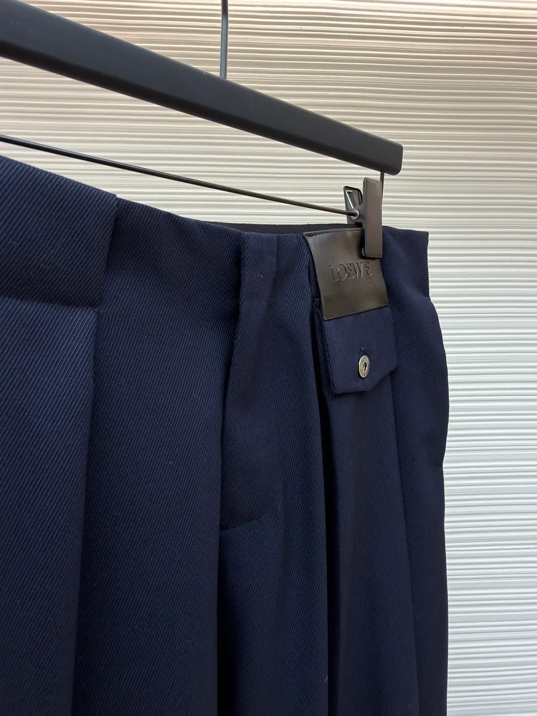 Loewe leather straight-leg wool trousers [This product can only be dry-cleaned and not washed] ●Original version: purchased and developed by 7073 ●Item number: 1682011-C95 ●Fabric: wool fabric ●Technology: embossed patch production ●Color: navy blue ●Version: fitted version ●Weight: about 535 grams ●Size: 44-46-48-50 ●Description: Fabric likely High-count fine wool yarn is used, and the weight is reduced through weight reduction textile technology; crepe refers to the surface of the fabric that has been specially treated to form a fine and uniform wrinkle texture, which not only gives it a unique matte texture, but also increases the elasticity of the fabric and reduces the wrinkle-prone characteristics of pure wool; the twill weave method makes the fabric show a clear diagonal grain, which is softer, more elastic and better resistant to wrinkles than plain weave. High-quality calfskin is laser-cut into specific shapes, then the brand logo is accurately embossed with a high-temperature mold, and finally sewn onto the front of the pants. To highlight the brand identity in the most direct and permanent way, the material collision of leather and wool highlights the extraordinary craftsmanship value and luxurious touch in a low-key manner. By sewing the buttons to the inside of the placket, the appearance is left with just a flat flap. Its function is to achieve an extremely simple and neat visual effect of the front piece, improving the overall sophistication. The buttoned coin pocket is a small security pocket on the side of the waistband; the seam pocket is an insert pocket cleverly hidden along the side seam; and the rear patch pocket is a traditional seam pocket. Together they provide a practical and beautiful storage solution. The overall wiring is straight and delicate, the fabric is comfortable and soft, and the color is consistent without color difference. It can be matched with the same style to create a fashionable look and control various occasions. Customized accessories, complete with three standards, same style for men and women!