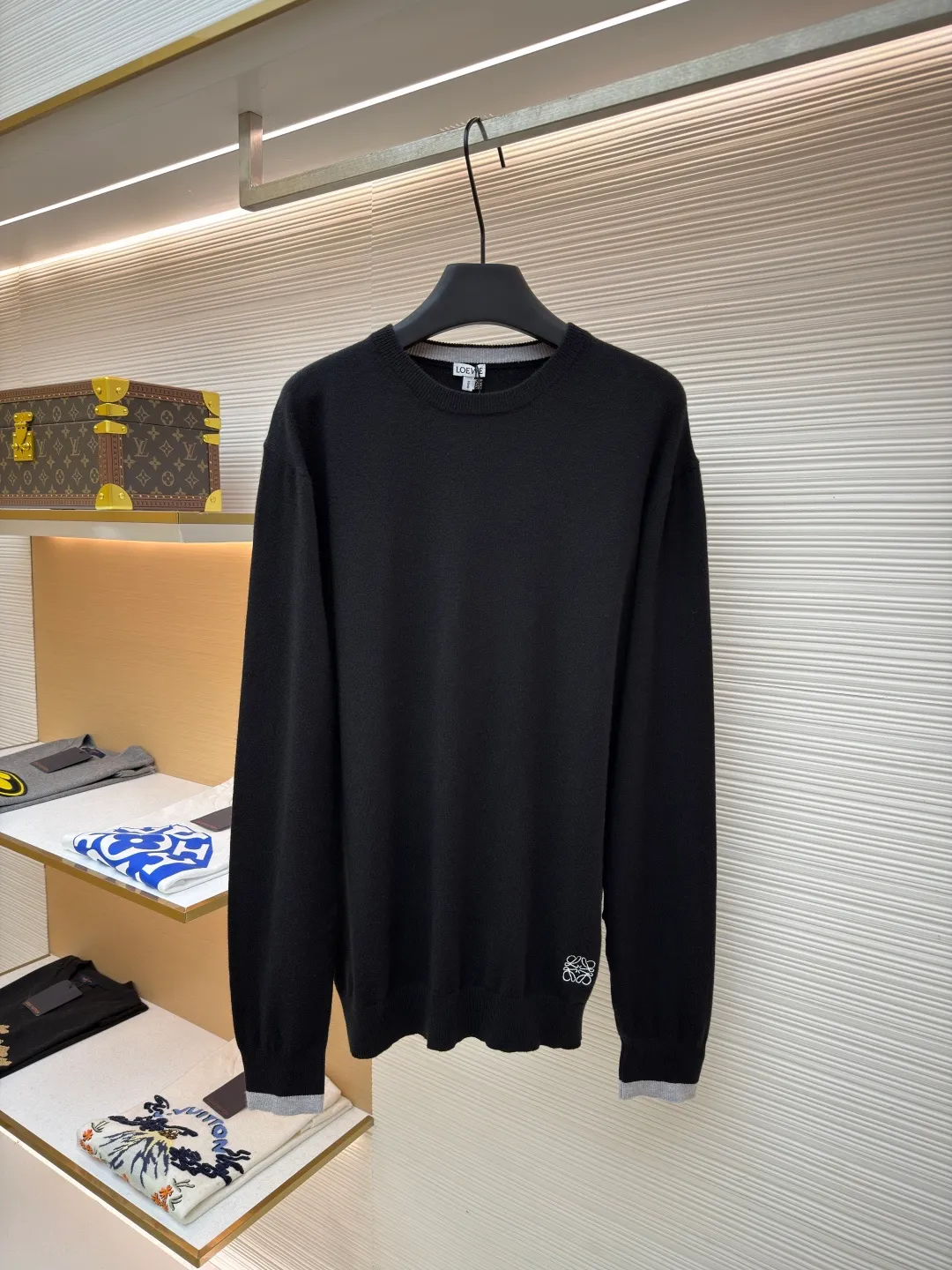 Loewe embroidered splicing wool sweater ●Original version: Purchased and developed for 9500 ●Item number: 1682270-A45 ●Fabric: wool blended fabric ●Technology: knitting ●Color: black ●Version: fitted version ●Weight: about 275 grams ●Size: S-M-L-XL ●Description: Made of 60% wool and 40% cotton yarn. The embroidery uses 3D three-dimensional embroidery and is embellished with the brand logo. The total number of stitches is approximately 2200. Garment washing removes wool impurities, fixes the pattern, fixes the color, and adds hand feel. Lightweight fine wool sweater with contrasting ribbed details at the inner collar and cuffs. *Regular fit, standard fit*Jersey stitching*Crew neck*Ribbed collar, cuffs and hem*Contrast Anagram embroidery on front. The overall wiring is straight and delicate, the fabric is comfortable and soft, and the color is consistent without color difference. It can be matched with the same style to create a fashionable look and control various occasions. Customized accessories, complete with three standards, same style for men and women!