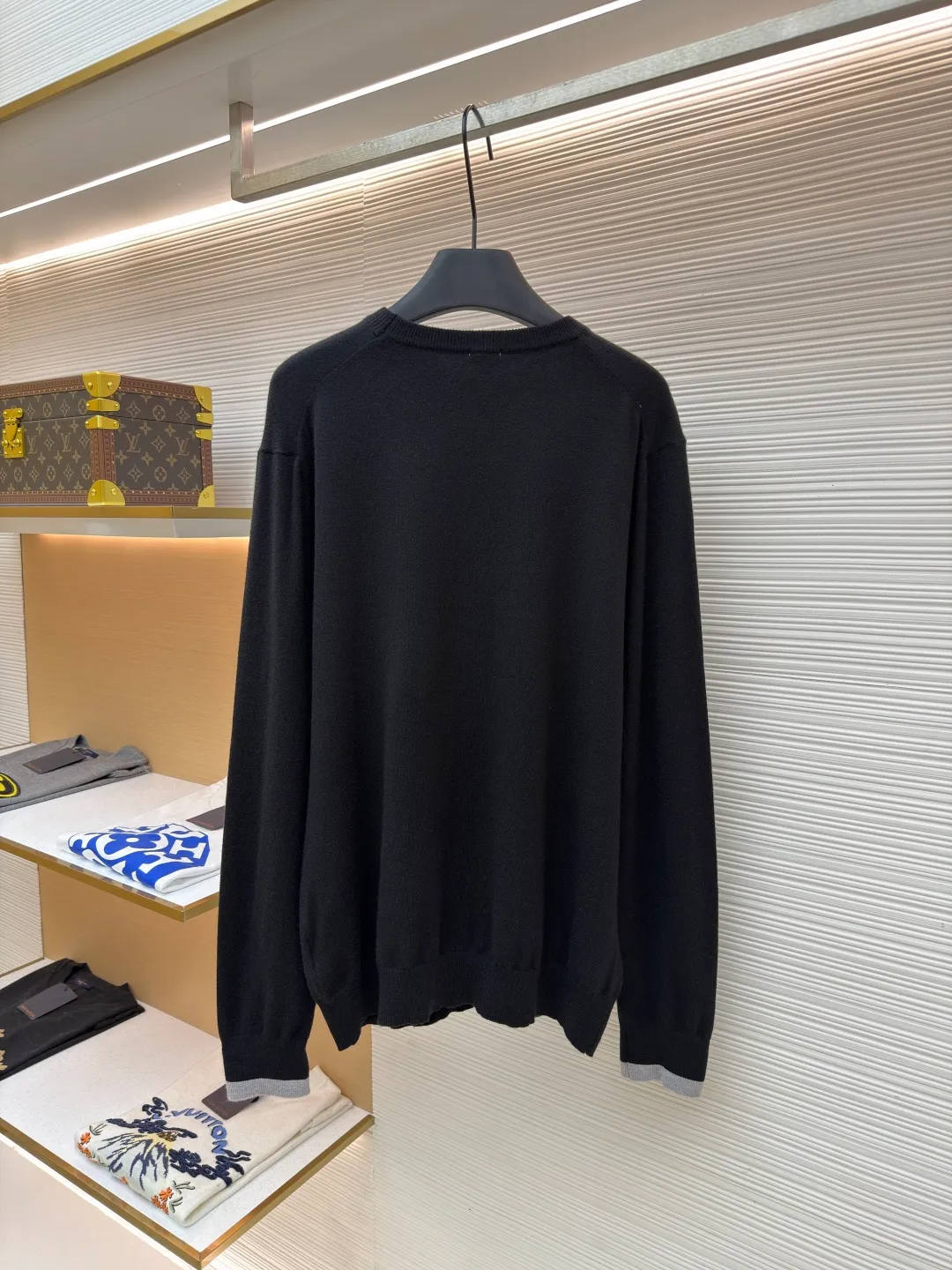 Loewe embroidered splicing wool sweater ●Original version: Purchased and developed for 9500 ●Item number: 1682270-A45 ●Fabric: wool blended fabric ●Technology: knitting ●Color: black ●Version: fitted version ●Weight: about 275 grams ●Size: S-M-L-XL ●Description: Made of 60% wool and 40% cotton yarn. The embroidery uses 3D three-dimensional embroidery and is embellished with the brand logo. The total number of stitches is approximately 2200. Garment washing removes wool impurities, fixes the pattern, fixes the color, and adds hand feel. Lightweight fine wool sweater with contrasting ribbed details at the inner collar and cuffs. *Regular fit, standard fit*Jersey stitching*Crew neck*Ribbed collar, cuffs and hem*Contrast Anagram embroidery on front. The overall wiring is straight and delicate, the fabric is comfortable and soft, and the color is consistent without color difference. It can be matched with the same style to create a fashionable look and control various occasions. Customized accessories, complete with three standards, same style for men and women!