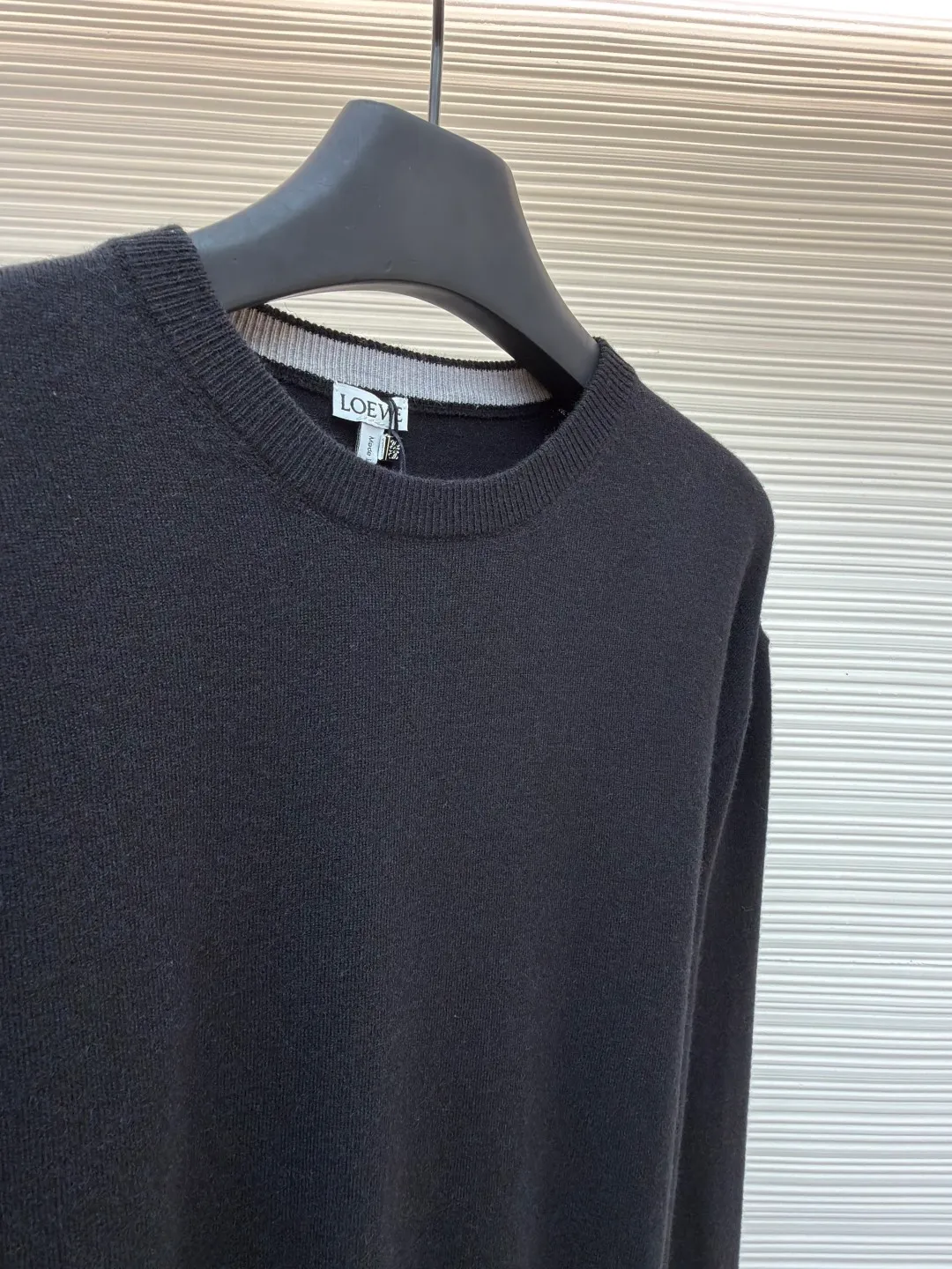 Loewe embroidered splicing wool sweater ●Original version: Purchased and developed for 9500 ●Item number: 1682270-A45 ●Fabric: wool blended fabric ●Technology: knitting ●Color: black ●Version: fitted version ●Weight: about 275 grams ●Size: S-M-L-XL ●Description: Made of 60% wool and 40% cotton yarn. The embroidery uses 3D three-dimensional embroidery and is embellished with the brand logo. The total number of stitches is approximately 2200. Garment washing removes wool impurities, fixes the pattern, fixes the color, and adds hand feel. Lightweight fine wool sweater with contrasting ribbed details at the inner collar and cuffs. *Regular fit, standard fit*Jersey stitching*Crew neck*Ribbed collar, cuffs and hem*Contrast Anagram embroidery on front. The overall wiring is straight and delicate, the fabric is comfortable and soft, and the color is consistent without color difference. It can be matched with the same style to create a fashionable look and control various occasions. Customized accessories, complete with three standards, same style for men and women!