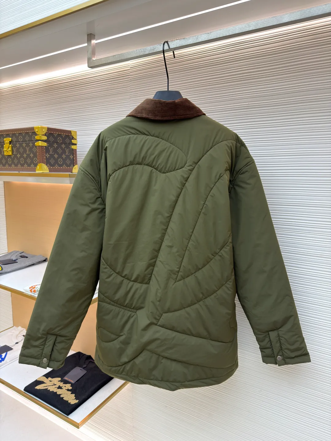 Loewe brown velvet collar quilted cotton jacket ●Original version: purchased and developed by 21571 ●Item number: 1681751-D00 ●Fabric: polyester fiber fabric ●Technology: embossed patch production ●Color: military green ●Version: fitted version ●Weight: about 515 grams ●Size: 44-46-48-50 ●Description: Quilted with technical fabric and thin padding. The main body is made of 100% polyester fiber technical fabric. The fiber has been specially treated to have practical properties such as lightweight, anti-wrinkle, waterproof or high tear strength. The fabric, filling and lining are held together by precise quilting stitches, and the quilted pattern forms the brand's signature. First, it locks the filling to prevent it from shifting or accumulating after use and washing; second, it creates a unique decorative texture that transforms the brand symbol into a three-dimensional texture; and finally, it forms an air insulation layer to provide just the right amount of warmth under the premise of being light, achieving the unity of function and aesthetics. The suede texture of the collar contrasts sharply with the smooth technical fabric of the body, while the embossing adds a new dimension to the suede itself. Corduroy-effect embossed suede collar, using suede as the base material, giving it a soft, luxurious feel and a unique matte look. Through high-temperature embossing technology, a parallel convex texture similar to corduroy is pressed on the suede surface, creating extremely rich visual and tactile levels. The overall wiring is straight and delicate, the fabric is comfortable and soft, and the color is consistent without color difference. It can be matched with the same style to create a fashionable look and control various occasions. Customized accessories, complete with three standards, same style for men and women!