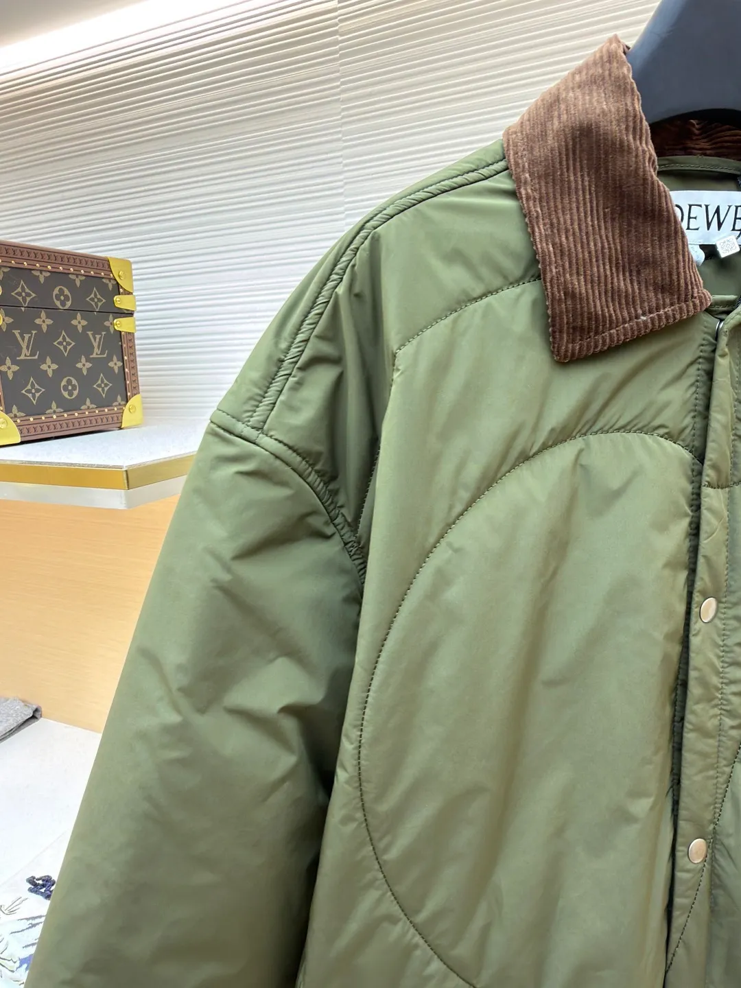 Loewe brown velvet collar quilted cotton jacket ●Original version: purchased and developed by 21571 ●Item number: 1681751-D00 ●Fabric: polyester fiber fabric ●Technology: embossed patch production ●Color: military green ●Version: fitted version ●Weight: about 515 grams ●Size: 44-46-48-50 ●Description: Quilted with technical fabric and thin padding. The main body is made of 100% polyester fiber technical fabric. The fiber has been specially treated to have practical properties such as lightweight, anti-wrinkle, waterproof or high tear strength. The fabric, filling and lining are held together by precise quilting stitches, and the quilted pattern forms the brand's signature. First, it locks the filling to prevent it from shifting or accumulating after use and washing; second, it creates a unique decorative texture that transforms the brand symbol into a three-dimensional texture; and finally, it forms an air insulation layer to provide just the right amount of warmth under the premise of being light, achieving the unity of function and aesthetics. The suede texture of the collar contrasts sharply with the smooth technical fabric of the body, while the embossing adds a new dimension to the suede itself. Corduroy-effect embossed suede collar, using suede as the base material, giving it a soft, luxurious feel and a unique matte look. Through high-temperature embossing technology, a parallel convex texture similar to corduroy is pressed on the suede surface, creating extremely rich visual and tactile levels. The overall wiring is straight and delicate, the fabric is comfortable and soft, and the color is consistent without color difference. It can be matched with the same style to create a fashionable look and control various occasions. Customized accessories, complete with three standards, same style for men and women!