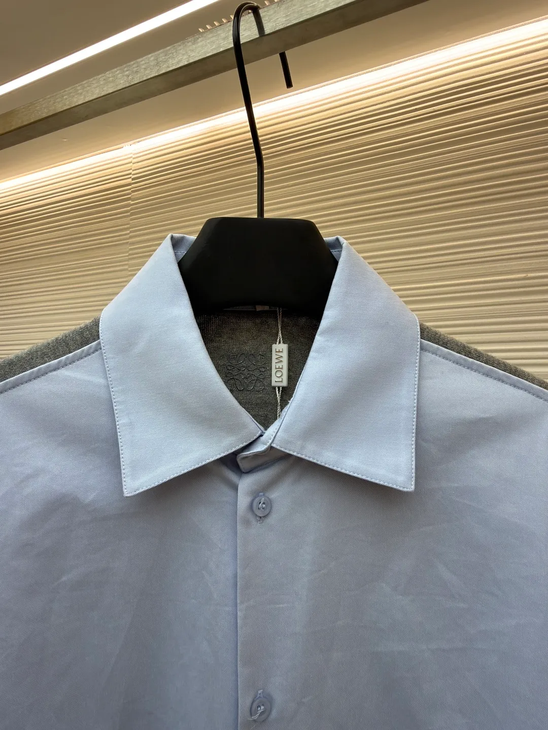 LOEWE cotton and knitted patchwork shirt ●Original version: purchased and developed by 12623 ●Item number: 1680886-B50 ●Fabric: high count cotton yarn fabric ●Technology: mechanical embroidery production ●Version: fitted version ●Weight: about 350 grams ●Size: 36-38-40-42 ●Description: The front panel is made of high-count cotton yarn through a weaving process with high warp density and low weft density to make a light and thin fabric with excellent breathability. The surface is smooth and flat, and feels as smooth as silk. At the same time, it retains the natural skin-friendly properties of cotton, making it snug and comfortable without any strange feeling. Because the warp yarns are closely arranged, the surface of the fabric shows longitudinal texture and soft luster, enhancing the visual sense of luxury. The back panel is woven with extremely fine wool yarn through high-count spinning technology to make a fabric with moderate density. It feels soft and skin-friendly, and has a delicate velvet feel on the surface. Wool fiber has a natural hollow structure, which can lock in still air and form an excellent thermal insulation layer. Even if it is light and thin, it has a good thermal insulation effect. Under the back collar, the high-precision calculation system of the computerized embroidery machine controls the coordinated operation of the machine head, needle bar, and thread spool. The fabric frame moves accurately in the horizontal and vertical directions to form a stitch track. The upper and lower thread tensions are adjusted to ensure that the stitches are smooth and free of floating threads, forming anagram embroidery with an error of ±0.1mm. The overall wiring is straight and delicate, the fabric is comfortable and soft, and the color is consistent without color difference. It can be matched with the same style to create a fashionable look and control various occasions. Customized accessories, complete with three standards, same style for men and women!