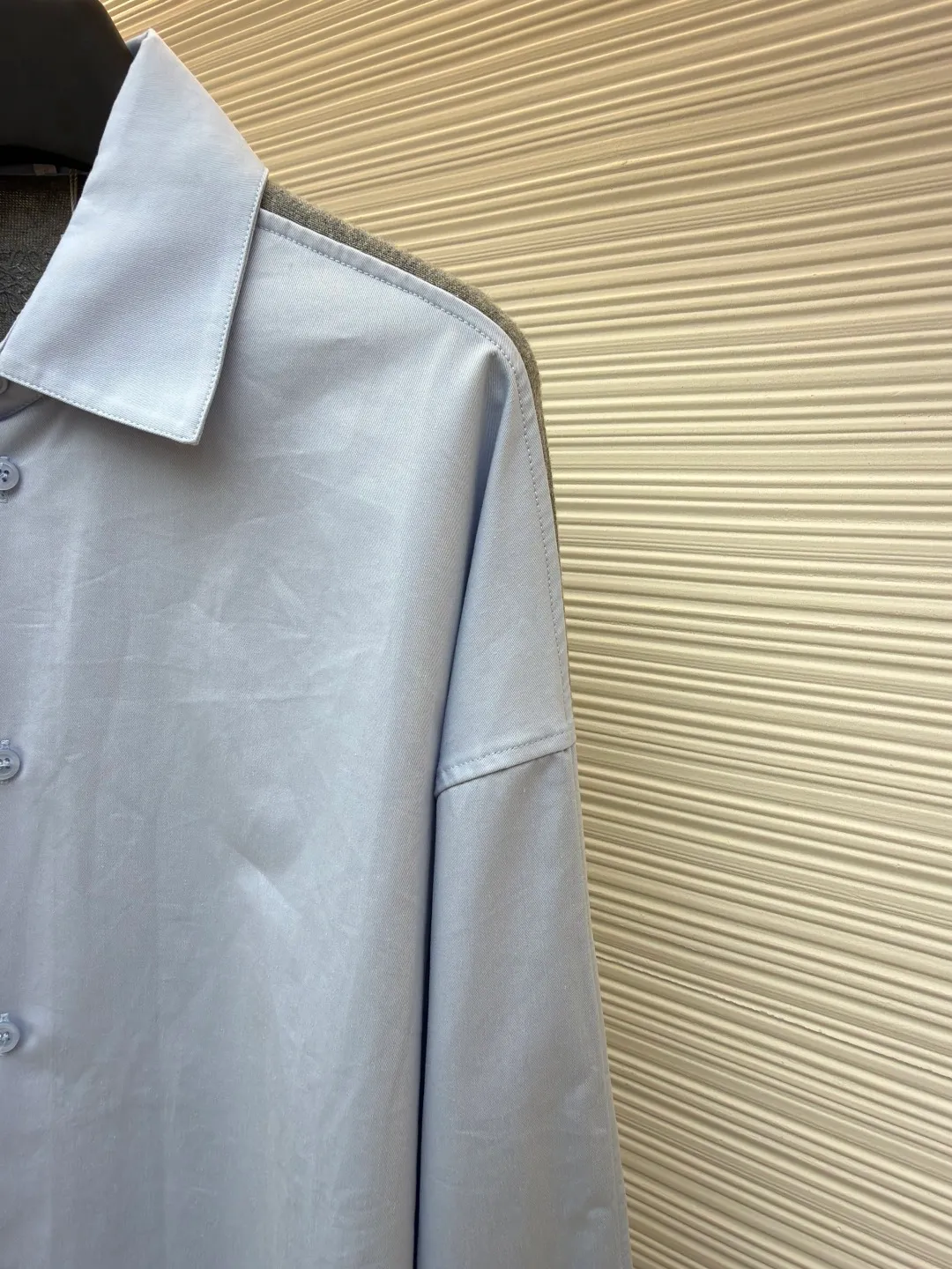 LOEWE cotton and knitted patchwork shirt ●Original version: purchased and developed by 12623 ●Item number: 1680886-B50 ●Fabric: high count cotton yarn fabric ●Technology: mechanical embroidery production ●Version: fitted version ●Weight: about 350 grams ●Size: 36-38-40-42 ●Description: The front panel is made of high-count cotton yarn through a weaving process with high warp density and low weft density to make a light and thin fabric with excellent breathability. The surface is smooth and flat, and feels as smooth as silk. At the same time, it retains the natural skin-friendly properties of cotton, making it snug and comfortable without any strange feeling. Because the warp yarns are closely arranged, the surface of the fabric shows longitudinal texture and soft luster, enhancing the visual sense of luxury. The back panel is woven with extremely fine wool yarn through high-count spinning technology to make a fabric with moderate density. It feels soft and skin-friendly, and has a delicate velvet feel on the surface. Wool fiber has a natural hollow structure, which can lock in still air and form an excellent thermal insulation layer. Even if it is light and thin, it has a good thermal insulation effect. Under the back collar, the high-precision calculation system of the computerized embroidery machine controls the coordinated operation of the machine head, needle bar, and thread spool. The fabric frame moves accurately in the horizontal and vertical directions to form a stitch track. The upper and lower thread tensions are adjusted to ensure that the stitches are smooth and free of floating threads, forming anagram embroidery with an error of ±0.1mm. The overall wiring is straight and delicate, the fabric is comfortable and soft, and the color is consistent without color difference. It can be matched with the same style to create a fashionable look and control various occasions. Customized accessories, complete with three standards, same style for men and women!