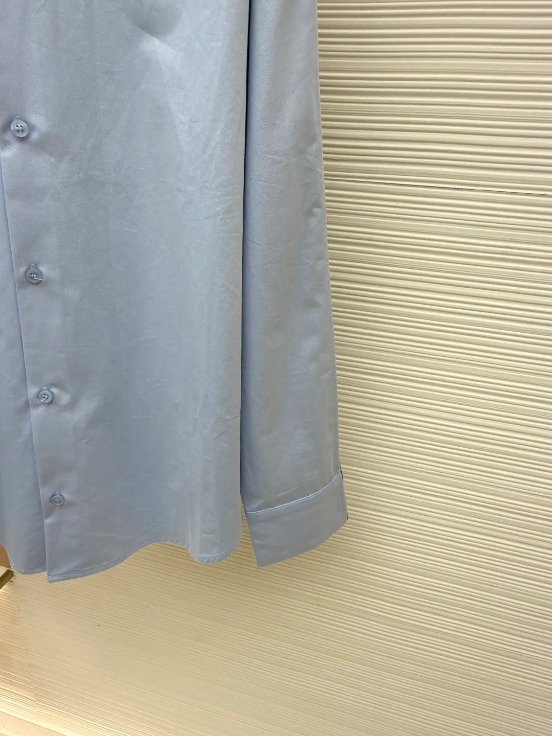 LOEWE cotton and knitted patchwork shirt ●Original version: purchased and developed by 12623 ●Item number: 1680886-B50 ●Fabric: high count cotton yarn fabric ●Technology: mechanical embroidery production ●Version: fitted version ●Weight: about 350 grams ●Size: 36-38-40-42 ●Description: The front panel is made of high-count cotton yarn through a weaving process with high warp density and low weft density to make a light and thin fabric with excellent breathability. The surface is smooth and flat, and feels as smooth as silk. At the same time, it retains the natural skin-friendly properties of cotton, making it snug and comfortable without any strange feeling. Because the warp yarns are closely arranged, the surface of the fabric shows longitudinal texture and soft luster, enhancing the visual sense of luxury. The back panel is woven with extremely fine wool yarn through high-count spinning technology to make a fabric with moderate density. It feels soft and skin-friendly, and has a delicate velvet feel on the surface. Wool fiber has a natural hollow structure, which can lock in still air and form an excellent thermal insulation layer. Even if it is light and thin, it has a good thermal insulation effect. Under the back collar, the high-precision calculation system of the computerized embroidery machine controls the coordinated operation of the machine head, needle bar, and thread spool. The fabric frame moves accurately in the horizontal and vertical directions to form a stitch track. The upper and lower thread tensions are adjusted to ensure that the stitches are smooth and free of floating threads, forming anagram embroidery with an error of ±0.1mm. The overall wiring is straight and delicate, the fabric is comfortable and soft, and the color is consistent without color difference. It can be matched with the same style to create a fashionable look and control various occasions. Customized accessories, complete with three standards, same style for men and women!