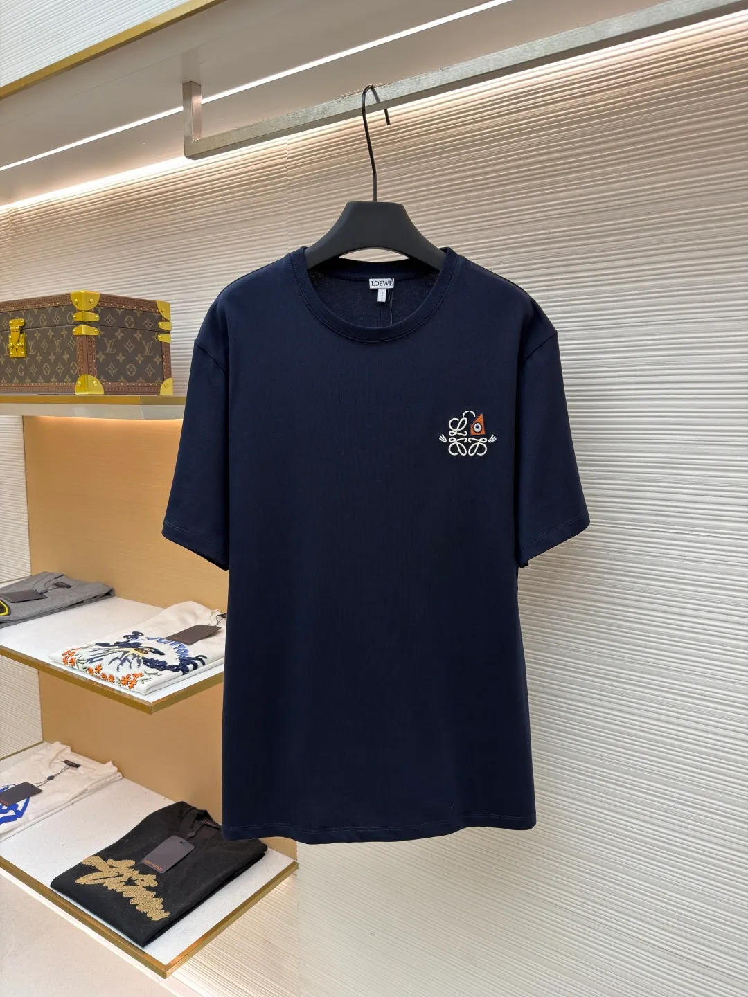 LOWE animal embroidery round neck short sleeves ●Original version: Purchased and developed by 3261 ●Item number: 1681835-X90 ●Fabric: plain knitted fabric ●Technology: embroidery production ●Color: navy blue ●Version: fitted version ●Weight: about 255g ●Size: S-M-L-XL ●Description: Made of 15S fine cotton plain fabric, 230g; with 32S double yarn thread, 300g. Plain weave fabric made from combed cotton fibers has a more orderly arrangement and higher density than ordinary cotton, so it has better texture and luster. 15S fine cotton plain fabric is a high-quality cotton fabric, which has the characteristics of softness, comfort, good breathability, and good durability. It adopts three-dimensional embroidery technology, and the logo clearly restores the spacing curve. The mercerized embroidery thread with luster is selected, combined with complex embroidery needlework and fine detail processing to create a three-dimensional relief embroidery effect. Classic trademark letter design, fine embroidery and dense stitching, clear font and strong sense of lines and three-dimensionality. The overall wiring is straight and delicate, the fabric is comfortable and soft, and the color is consistent without color difference. It can be matched with the same style to create a fashionable look and control various occasions. Customized accessories, complete with three standards, same style for men and women!