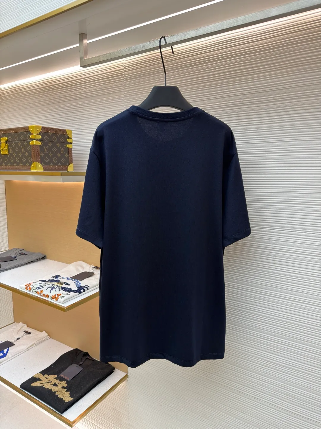 LOWE animal embroidery round neck short sleeves ●Original version: Purchased and developed by 3261 ●Item number: 1681835-X90 ●Fabric: plain knitted fabric ●Technology: embroidery production ●Color: navy blue ●Version: fitted version ●Weight: about 255g ●Size: S-M-L-XL ●Description: Made of 15S fine cotton plain fabric, 230g; with 32S double yarn thread, 300g. Plain weave fabric made from combed cotton fibers has a more orderly arrangement and higher density than ordinary cotton, so it has better texture and luster. 15S fine cotton plain fabric is a high-quality cotton fabric, which has the characteristics of softness, comfort, good breathability, and good durability. It adopts three-dimensional embroidery technology, and the logo clearly restores the spacing curve. The mercerized embroidery thread with luster is selected, combined with complex embroidery needlework and fine detail processing to create a three-dimensional relief embroidery effect. Classic trademark letter design, fine embroidery and dense stitching, clear font and strong sense of lines and three-dimensionality. The overall wiring is straight and delicate, the fabric is comfortable and soft, and the color is consistent without color difference. It can be matched with the same style to create a fashionable look and control various occasions. Customized accessories, complete with three standards, same style for men and women!