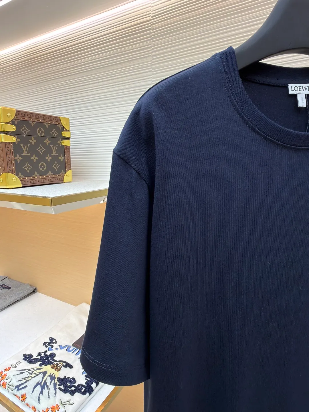 LOWE animal embroidery round neck short sleeves ●Original version: Purchased and developed by 3261 ●Item number: 1681835-X90 ●Fabric: plain knitted fabric ●Technology: embroidery production ●Color: navy blue ●Version: fitted version ●Weight: about 255g ●Size: S-M-L-XL ●Description: Made of 15S fine cotton plain fabric, 230g; with 32S double yarn thread, 300g. Plain weave fabric made from combed cotton fibers has a more orderly arrangement and higher density than ordinary cotton, so it has better texture and luster. 15S fine cotton plain fabric is a high-quality cotton fabric, which has the characteristics of softness, comfort, good breathability, and good durability. It adopts three-dimensional embroidery technology, and the logo clearly restores the spacing curve. The mercerized embroidery thread with luster is selected, combined with complex embroidery needlework and fine detail processing to create a three-dimensional relief embroidery effect. Classic trademark letter design, fine embroidery and dense stitching, clear font and strong sense of lines and three-dimensionality. The overall wiring is straight and delicate, the fabric is comfortable and soft, and the color is consistent without color difference. It can be matched with the same style to create a fashionable look and control various occasions. Customized accessories, complete with three standards, same style for men and women!