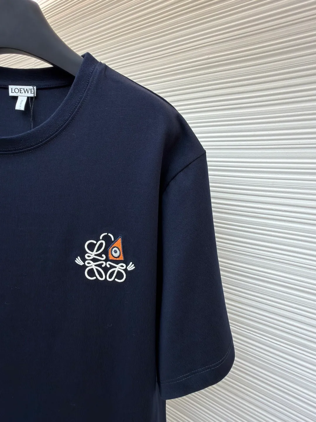 LOWE animal embroidery round neck short sleeves ●Original version: Purchased and developed by 3261 ●Item number: 1681835-X90 ●Fabric: plain knitted fabric ●Technology: embroidery production ●Color: navy blue ●Version: fitted version ●Weight: about 255g ●Size: S-M-L-XL ●Description: Made of 15S fine cotton plain fabric, 230g; with 32S double yarn thread, 300g. Plain weave fabric made from combed cotton fibers has a more orderly arrangement and higher density than ordinary cotton, so it has better texture and luster. 15S fine cotton plain fabric is a high-quality cotton fabric, which has the characteristics of softness, comfort, good breathability, and good durability. It adopts three-dimensional embroidery technology, and the logo clearly restores the spacing curve. The mercerized embroidery thread with luster is selected, combined with complex embroidery needlework and fine detail processing to create a three-dimensional relief embroidery effect. Classic trademark letter design, fine embroidery and dense stitching, clear font and strong sense of lines and three-dimensionality. The overall wiring is straight and delicate, the fabric is comfortable and soft, and the color is consistent without color difference. It can be matched with the same style to create a fashionable look and control various occasions. Customized accessories, complete with three standards, same style for men and women!