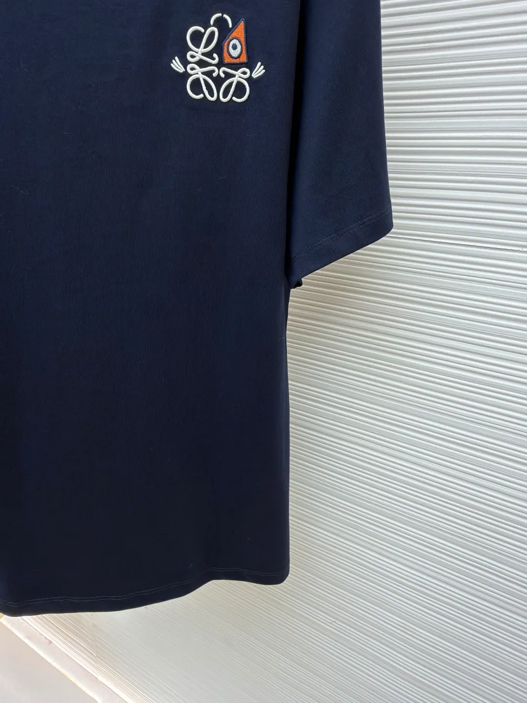 LOWE animal embroidery round neck short sleeves ●Original version: Purchased and developed by 3261 ●Item number: 1681835-X90 ●Fabric: plain knitted fabric ●Technology: embroidery production ●Color: navy blue ●Version: fitted version ●Weight: about 255g ●Size: S-M-L-XL ●Description: Made of 15S fine cotton plain fabric, 230g; with 32S double yarn thread, 300g. Plain weave fabric made from combed cotton fibers has a more orderly arrangement and higher density than ordinary cotton, so it has better texture and luster. 15S fine cotton plain fabric is a high-quality cotton fabric, which has the characteristics of softness, comfort, good breathability, and good durability. It adopts three-dimensional embroidery technology, and the logo clearly restores the spacing curve. The mercerized embroidery thread with luster is selected, combined with complex embroidery needlework and fine detail processing to create a three-dimensional relief embroidery effect. Classic trademark letter design, fine embroidery and dense stitching, clear font and strong sense of lines and three-dimensionality. The overall wiring is straight and delicate, the fabric is comfortable and soft, and the color is consistent without color difference. It can be matched with the same style to create a fashionable look and control various occasions. Customized accessories, complete with three standards, same style for men and women!