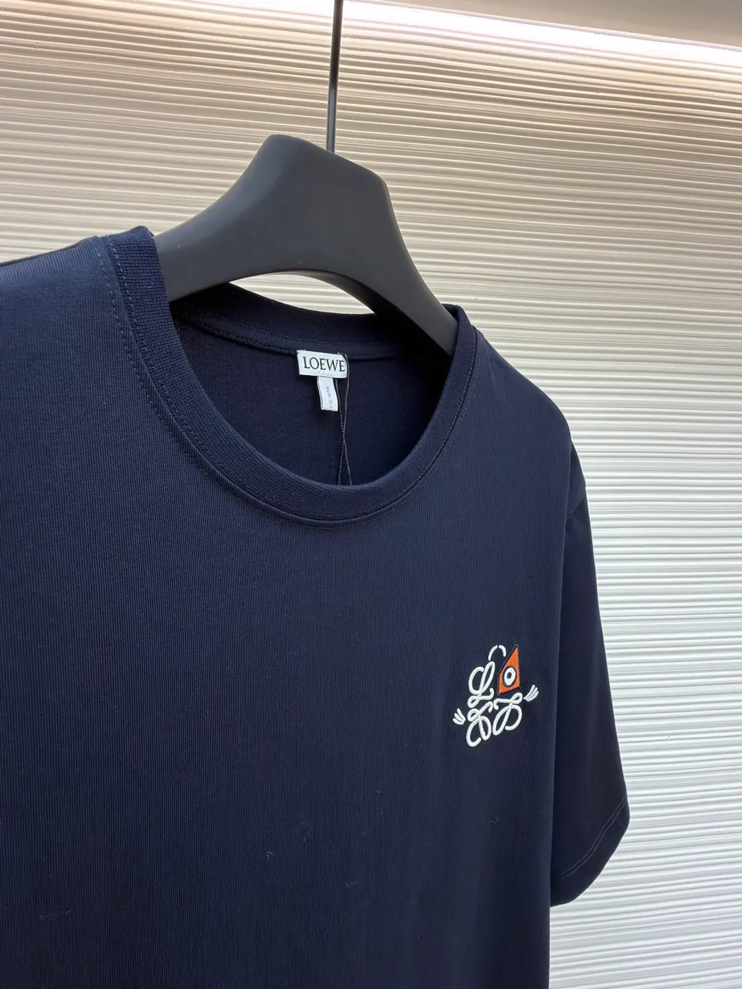 LOWE animal embroidery round neck short sleeves ●Original version: Purchased and developed by 3261 ●Item number: 1681835-X90 ●Fabric: plain knitted fabric ●Technology: embroidery production ●Color: navy blue ●Version: fitted version ●Weight: about 255g ●Size: S-M-L-XL ●Description: Made of 15S fine cotton plain fabric, 230g; with 32S double yarn thread, 300g. Plain weave fabric made from combed cotton fibers has a more orderly arrangement and higher density than ordinary cotton, so it has better texture and luster. 15S fine cotton plain fabric is a high-quality cotton fabric, which has the characteristics of softness, comfort, good breathability, and good durability. It adopts three-dimensional embroidery technology, and the logo clearly restores the spacing curve. The mercerized embroidery thread with luster is selected, combined with complex embroidery needlework and fine detail processing to create a three-dimensional relief embroidery effect. Classic trademark letter design, fine embroidery and dense stitching, clear font and strong sense of lines and three-dimensionality. The overall wiring is straight and delicate, the fabric is comfortable and soft, and the color is consistent without color difference. It can be matched with the same style to create a fashionable look and control various occasions. Customized accessories, complete with three standards, same style for men and women!