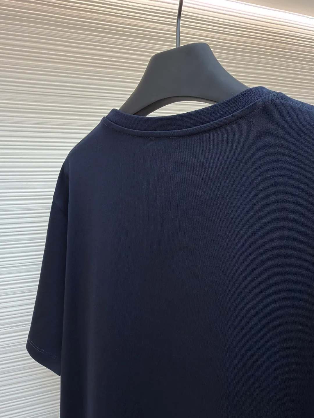 LOWE animal embroidery round neck short sleeves ●Original version: Purchased and developed by 3261 ●Item number: 1681835-X90 ●Fabric: plain knitted fabric ●Technology: embroidery production ●Color: navy blue ●Version: fitted version ●Weight: about 255g ●Size: S-M-L-XL ●Description: Made of 15S fine cotton plain fabric, 230g; with 32S double yarn thread, 300g. Plain weave fabric made from combed cotton fibers has a more orderly arrangement and higher density than ordinary cotton, so it has better texture and luster. 15S fine cotton plain fabric is a high-quality cotton fabric, which has the characteristics of softness, comfort, good breathability, and good durability. It adopts three-dimensional embroidery technology, and the logo clearly restores the spacing curve. The mercerized embroidery thread with luster is selected, combined with complex embroidery needlework and fine detail processing to create a three-dimensional relief embroidery effect. Classic trademark letter design, fine embroidery and dense stitching, clear font and strong sense of lines and three-dimensionality. The overall wiring is straight and delicate, the fabric is comfortable and soft, and the color is consistent without color difference. It can be matched with the same style to create a fashionable look and control various occasions. Customized accessories, complete with three standards, same style for men and women!