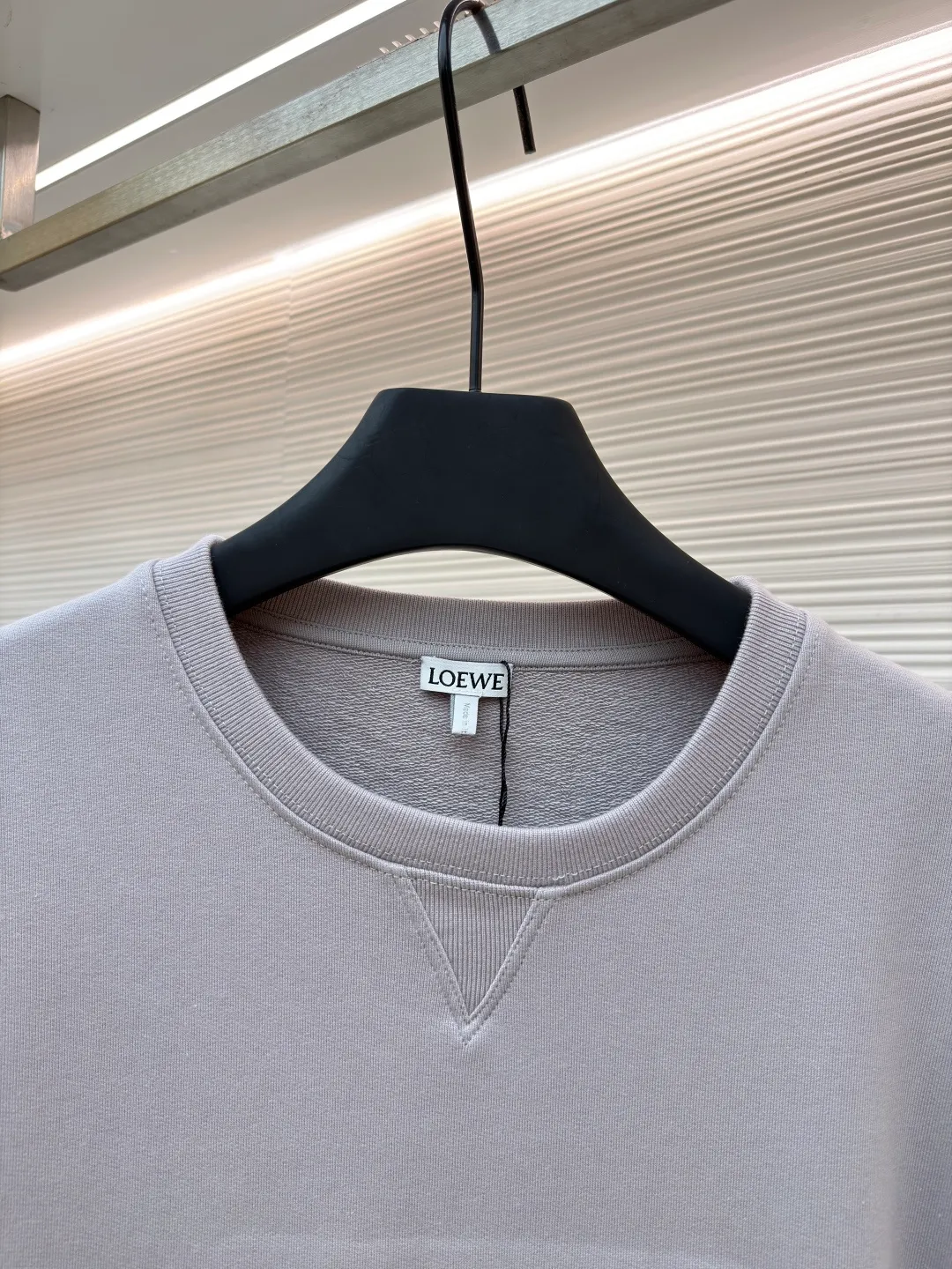 Loewe zigzag thread appliqué round neck sweatshirt ●Original version: Purchased and developed by 3621 ●Item number: 1680966-A90 ●Fabric: Fleece fabric ●Technology: Laser cutting appliqué production ●Version: Fitted version ●Weight: about 580g ●Size: 2*2 thread, 470g. The fish scale bottom fabric forms a fish scale pattern through a specific weaving process, and the plates are arranged and interwoven according to the warp and weft patterns and shapes to ensure clear texture and excellent texture. The fabric has been carefully produced and processed, and has good durability, lightness, softness, and good breathability. The edge-strengthened branches of the appliqué embroidery add a rough industrial look by imitating zigzag-shaped stitches. The appliqué stitches are in the form of trapezoidal zigzags, resembling interlaced canine teeth; emphasizing high stitch density and sharp turns, like saw blade cutting marks. Trim the seam allowance and cut off excess fabric along the dogtooth stitches to retain the jagged three-dimensional effect. After the garment is made, it is made through frying process. The garment is dyed, washed and aged using new environmentally friendly technology. Fabrics are dyed using a stone grinding method, and the garments are continuously immersed in dye and tumbled. After frying the sand, the fabric fades slightly, changing the color of the original fabric to show a nostalgic color with different shades of light and dark. The neckline adopts a structural feature formed by a V-shaped rib weaving method, which visually has a unique sense of line and extensibility. The rib structure itself has good elasticity and stretchability; inserts are added to the shoulder seams to increase the service life. The neckline, hem, and cuffs are all spliced ​​with double-needle threading. The body and sleeves are structurally split and quilted. The fabric material has high ductility and no sense of restraint. The overall wiring is straight and delicate, the fabric is comfortable and soft, and the color is consistent without color difference. It can be matched with the same style to create a fashionable look and control various occasions. Customized accessories, complete with three standards, same style for men and women!