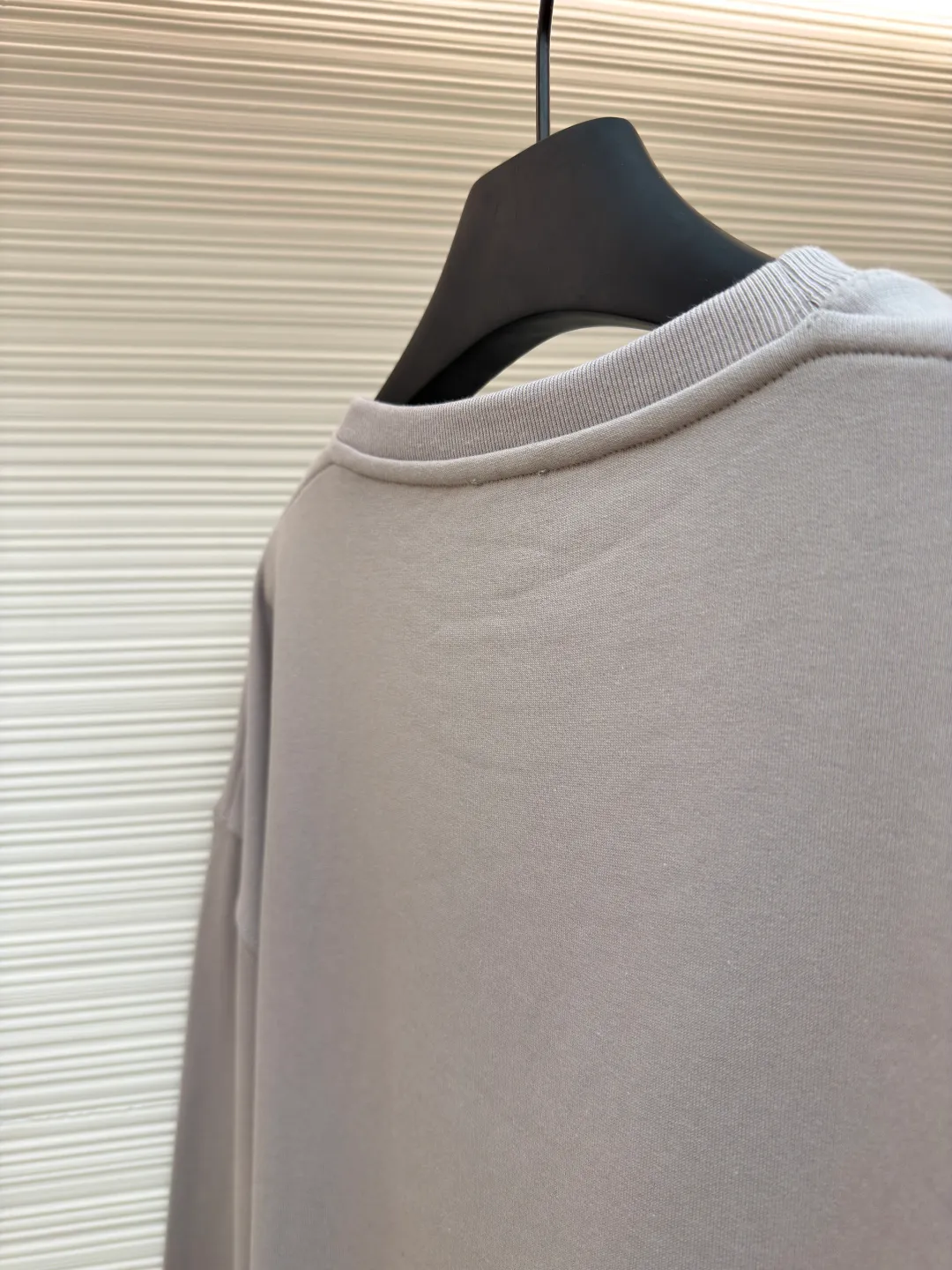 Loewe zigzag thread appliqué round neck sweatshirt ●Original version: Purchased and developed by 3621 ●Item number: 1680966-A90 ●Fabric: Fleece fabric ●Technology: Laser cutting appliqué production ●Version: Fitted version ●Weight: about 580g ●Size: 2*2 thread, 470g. The fish scale bottom fabric forms a fish scale pattern through a specific weaving process, and the plates are arranged and interwoven according to the warp and weft patterns and shapes to ensure clear texture and excellent texture. The fabric has been carefully produced and processed, and has good durability, lightness, softness, and good breathability. The edge-strengthened branches of the appliqué embroidery add a rough industrial look by imitating zigzag-shaped stitches. The appliqué stitches are in the form of trapezoidal zigzags, resembling interlaced canine teeth; emphasizing high stitch density and sharp turns, like saw blade cutting marks. Trim the seam allowance and cut off excess fabric along the dogtooth stitches to retain the jagged three-dimensional effect. After the garment is made, it is made through frying process. The garment is dyed, washed and aged using new environmentally friendly technology. Fabrics are dyed using a stone grinding method, and the garments are continuously immersed in dye and tumbled. After frying the sand, the fabric fades slightly, changing the color of the original fabric to show a nostalgic color with different shades of light and dark. The neckline adopts a structural feature formed by a V-shaped rib weaving method, which visually has a unique sense of line and extensibility. The rib structure itself has good elasticity and stretchability; inserts are added to the shoulder seams to increase the service life. The neckline, hem, and cuffs are all spliced ​​with double-needle threading. The body and sleeves are structurally split and quilted. The fabric material has high ductility and no sense of restraint. The overall wiring is straight and delicate, the fabric is comfortable and soft, and the color is consistent without color difference. It can be matched with the same style to create a fashionable look and control various occasions. Customized accessories, complete with three standards, same style for men and women!