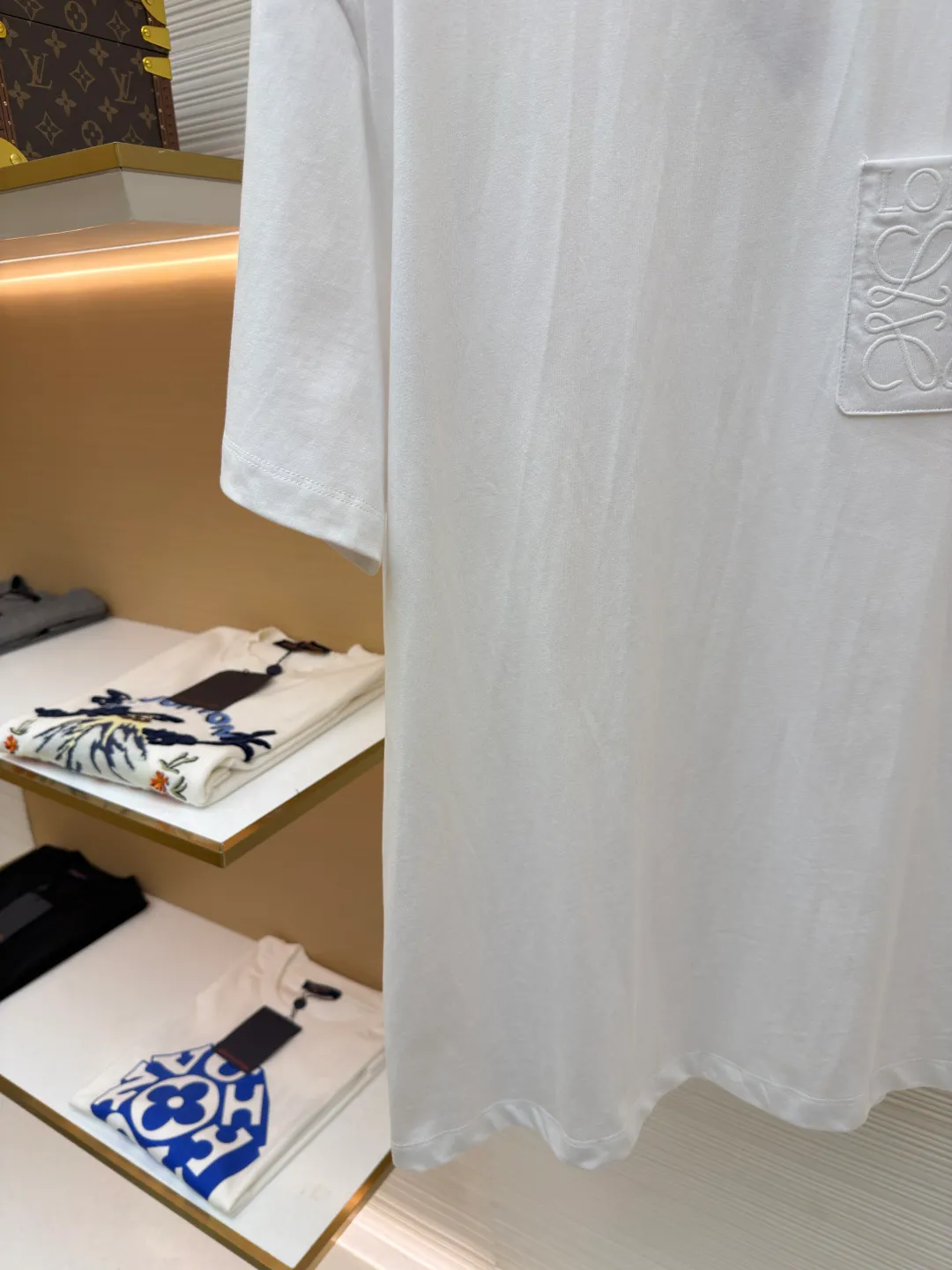 Loewe Anagram pocket embroidered short sleeves ●Original version: 4800 purchase and development ●Item number: 1682457-X90 ●Material: precision super soft brocade cotton fabric ●Technology: embroidery production ●Color: white ●Version: fitted version ●Weight: about 245 grams ●Size: S-M-L-XL ●Description: Customized satin precision super soft brocade cotton, delicate and soft, comfortable and close to the skin, decorated with LOEWE Anagram embroidered pockets on the chest The pocket design cleverly integrates the essence of the brand, shining like a work of art. The pocket style exudes unique charm, simple yet stylish. Adopt imported machine embroidery technology, use advanced computer control systems and precision mechanical components to achieve Anagram embroidery operations with high precision. The lines are smooth and delicate, and the fabrics have been washed. It has a better hand feel and texture, is not easy to deform, is not easy to shrink, is not easy to fade, and maintains long-term beauty. The overall wiring is straight and delicate, the fabric is comfortable and soft, and the color is consistent without color difference. It can be matched with the same style to create a fashionable look and control various occasions. Customized accessories, complete with three standards, same style for men and women!