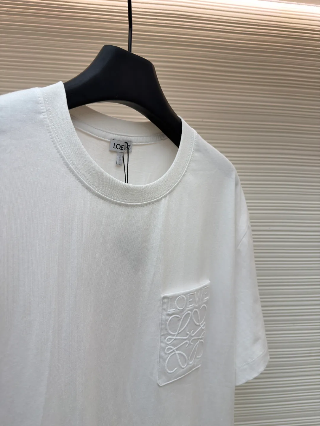 Loewe Anagram pocket embroidered short sleeves ●Original version: 4800 purchase and development ●Item number: 1682457-X90 ●Material: precision super soft brocade cotton fabric ●Technology: embroidery production ●Color: white ●Version: fitted version ●Weight: about 245 grams ●Size: S-M-L-XL ●Description: Customized satin precision super soft brocade cotton, delicate and soft, comfortable and close to the skin, decorated with LOEWE Anagram embroidered pockets on the chest The pocket design cleverly integrates the essence of the brand, shining like a work of art. The pocket style exudes unique charm, simple yet stylish. Adopt imported machine embroidery technology, use advanced computer control systems and precision mechanical components to achieve Anagram embroidery operations with high precision. The lines are smooth and delicate, and the fabrics have been washed. It has a better hand feel and texture, is not easy to deform, is not easy to shrink, is not easy to fade, and maintains long-term beauty. The overall wiring is straight and delicate, the fabric is comfortable and soft, and the color is consistent without color difference. It can be matched with the same style to create a fashionable look and control various occasions. Customized accessories, complete with three standards, same style for men and women!