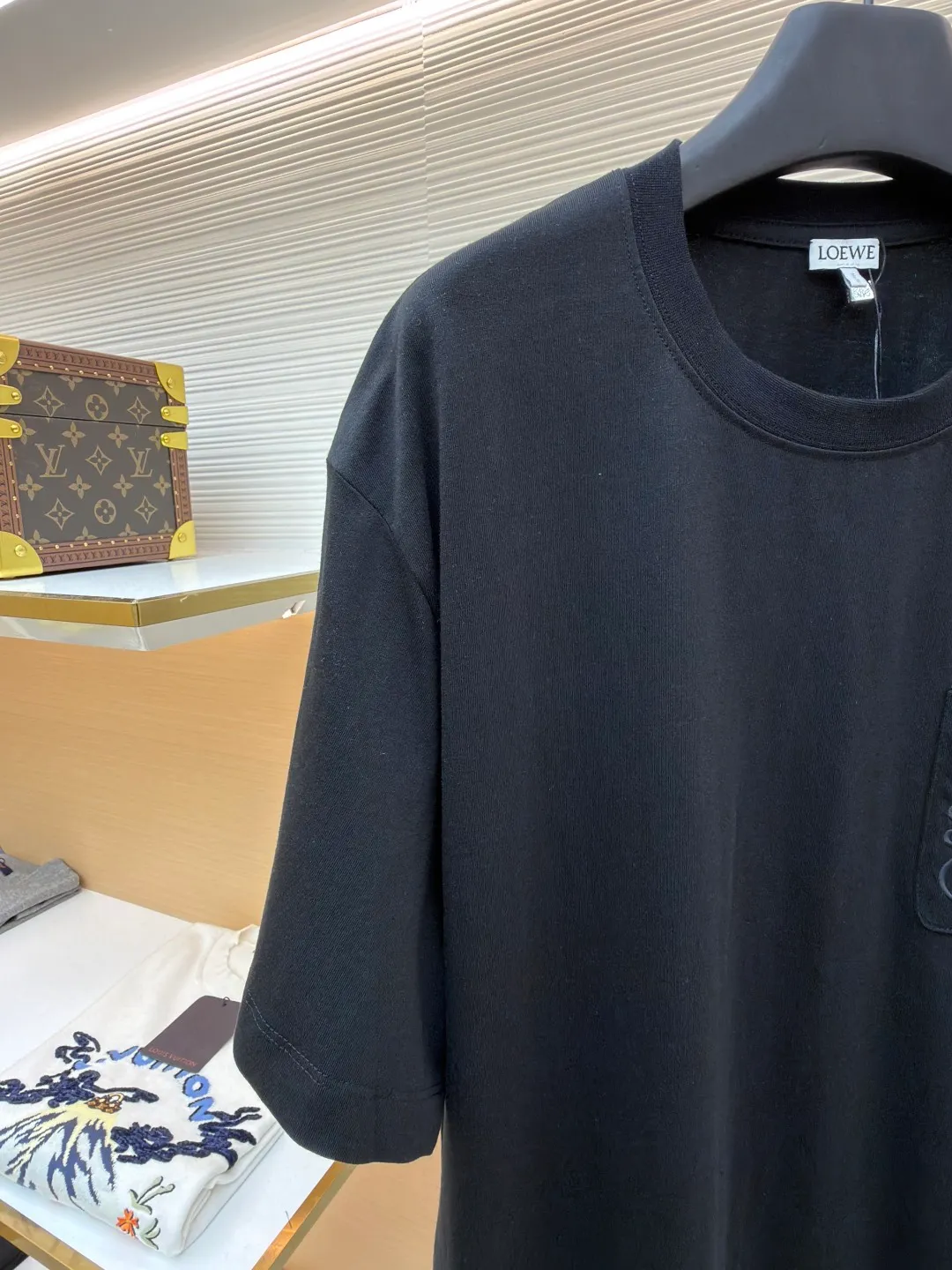 Loewe Anagram pocket embroidered short sleeves ●Original version: 4800 purchase and development ●Item number: 1682458-X90 ●Material: precision super soft brocade cotton fabric ●Technology: embroidery production ●Color: black ●Version: fitted version ●Weight: about 245 grams ●Size: S-M-L-XL ●Description: Customized satin precision super soft brocade cotton, delicate and soft, comfortable and close to the skin, decorated with LOEWE Anagram embroidered pockets on the chest The pocket design cleverly integrates the essence of the brand, shining like a work of art. The pocket style exudes unique charm, simple yet stylish. Adopt imported machine embroidery technology, use advanced computer control systems and precision mechanical components to achieve Anagram embroidery operations with high precision. The lines are smooth and delicate, and the fabrics have been washed. It has a better hand feel and texture, is not easy to deform, is not easy to shrink, is not easy to fade, and maintains long-term beauty. The overall wiring is straight and delicate, the fabric is comfortable and soft, and the color is consistent without color difference. It can be matched with the same style to create a fashionable look and control various occasions. Customized accessories, complete with three standards, same style for men and women!