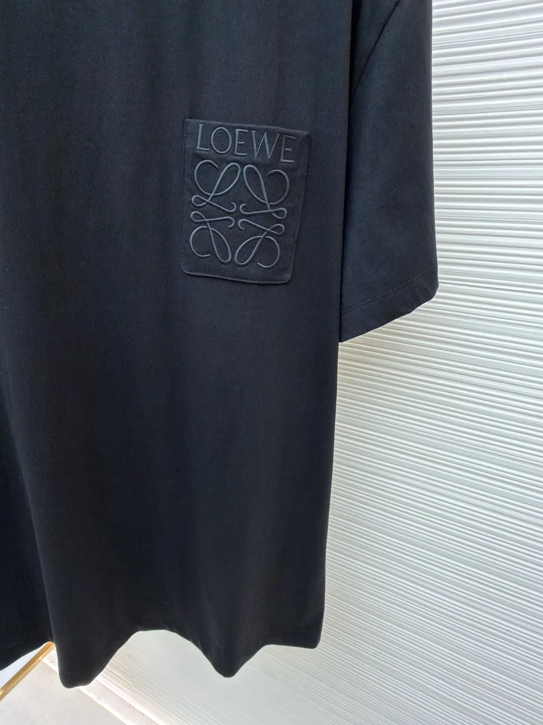 Loewe Anagram pocket embroidered short sleeves ●Original version: 4800 purchase and development ●Item number: 1682458-X90 ●Material: precision super soft brocade cotton fabric ●Technology: embroidery production ●Color: black ●Version: fitted version ●Weight: about 245 grams ●Size: S-M-L-XL ●Description: Customized satin precision super soft brocade cotton, delicate and soft, comfortable and close to the skin, decorated with LOEWE Anagram embroidered pockets on the chest The pocket design cleverly integrates the essence of the brand, shining like a work of art. The pocket style exudes unique charm, simple yet stylish. Adopt imported machine embroidery technology, use advanced computer control systems and precision mechanical components to achieve Anagram embroidery operations with high precision. The lines are smooth and delicate, and the fabrics have been washed. It has a better hand feel and texture, is not easy to deform, is not easy to shrink, is not easy to fade, and maintains long-term beauty. The overall wiring is straight and delicate, the fabric is comfortable and soft, and the color is consistent without color difference. It can be matched with the same style to create a fashionable look and control various occasions. Customized accessories, complete with three standards, same style for men and women!