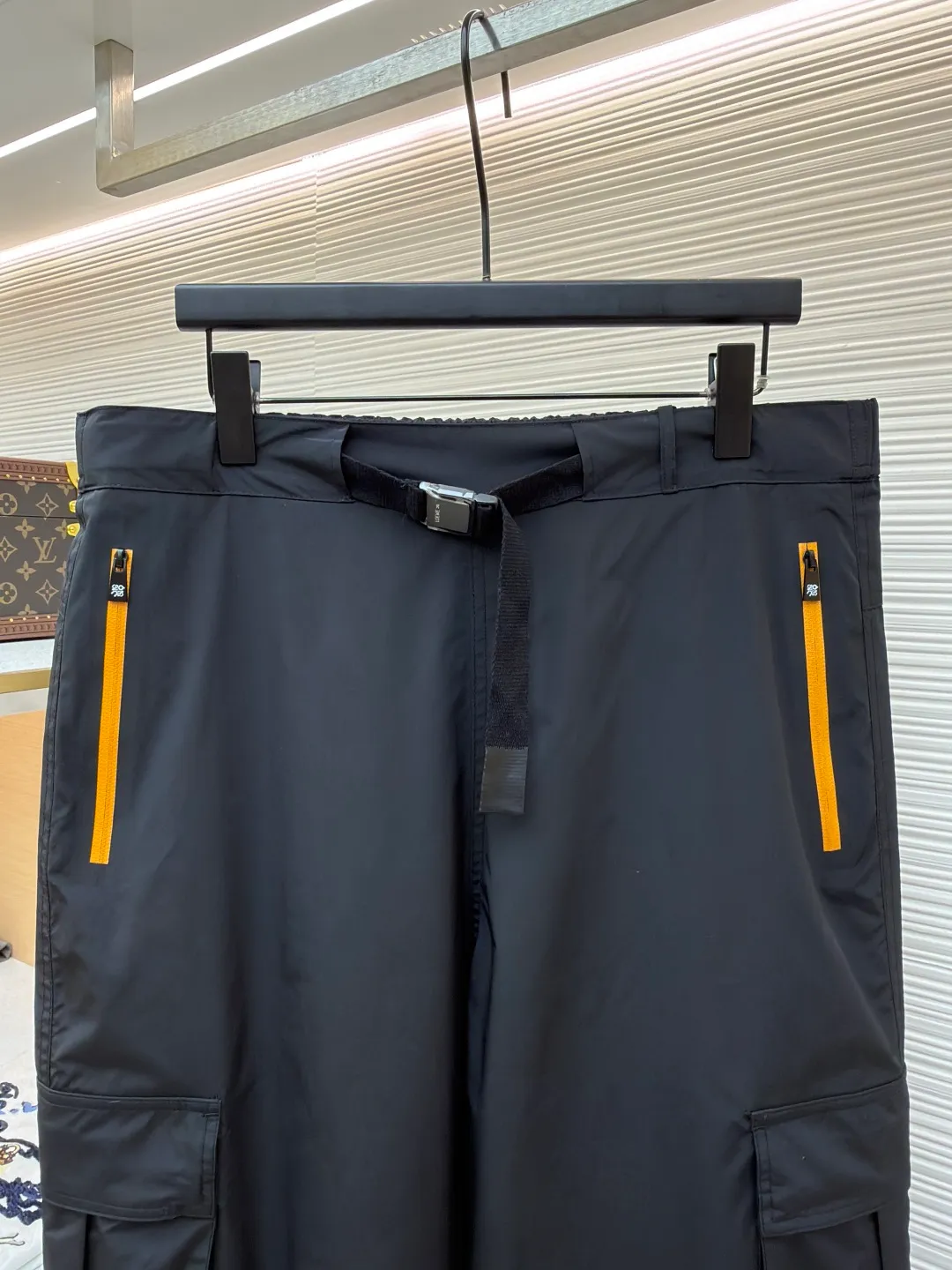 Loewe On co-branded functional sports trousers ●Original version: purchased and developed by 3784 ●Item number: 1681974-B50 ●Fabric: lightweight technical fabric ●Technology: glue printing ●Color: black ●Version: fitted version ●Weight: about 470 grams ●Size: XS-S-M-L ●Description: The main body and lining are made of 100% polyester fiber technical fabric. This synthetic fiber has been specially treated to have core functional properties such as lightweight, high strength, quick-drying and water-repellent, making it ideal for making functional clothing. Mesh lining is used in key areas to significantly improve breathability, accelerate air circulation and avoid stuffiness, thereby providing protection while ensuring comfort. The Anagram On embossed rubber tag on the belt is heat-formed through a mold and is durable, three-dimensional and has a unique tactile feel. The reflective LOEWE On printing on workwear pockets and legs is achieved through a reflective paste printing process. It appears low-key gray under daily light, but when exposed to direct light at night, it will reflect strongly, greatly improving the wearer's visibility and safety in dim environments. The pocket system is the functional core of overalls. The utility flap pockets provide safe storage space and enhance the overall style through a three-dimensional structural design. The multiple side and back waterproof zipper pockets go a step further. By using waterproof taped zippers or laminated waterproof fabrics, important items are absolutely protected from rainwater. The overall wiring is straight and delicate, the fabric is comfortable and soft, and the color is consistent without color difference. It can be matched with the same style to create a fashionable look and control various occasions. Customized accessories, complete with three standards, same style for men and women!