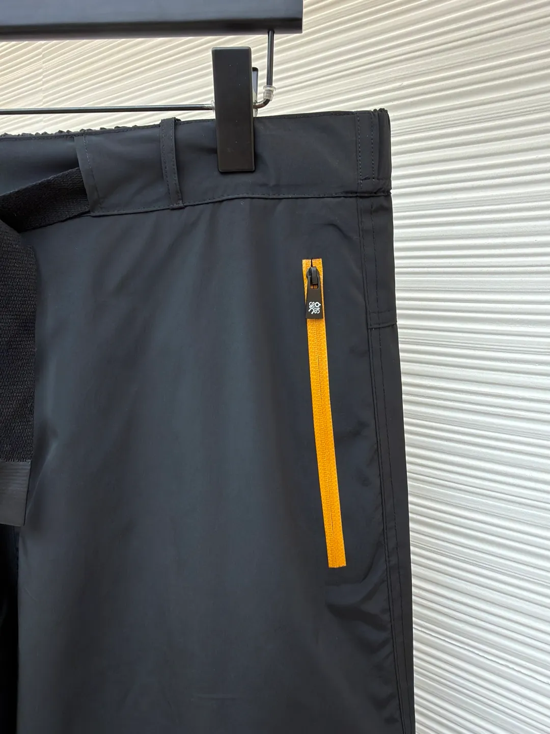Loewe On co-branded functional sports trousers ●Original version: purchased and developed by 3784 ●Item number: 1681974-B50 ●Fabric: lightweight technical fabric ●Technology: glue printing ●Color: black ●Version: fitted version ●Weight: about 470 grams ●Size: XS-S-M-L ●Description: The main body and lining are made of 100% polyester fiber technical fabric. This synthetic fiber has been specially treated to have core functional properties such as lightweight, high strength, quick-drying and water-repellent, making it ideal for making functional clothing. Mesh lining is used in key areas to significantly improve breathability, accelerate air circulation and avoid stuffiness, thereby providing protection while ensuring comfort. The Anagram On embossed rubber tag on the belt is heat-formed through a mold and is durable, three-dimensional and has a unique tactile feel. The reflective LOEWE On printing on workwear pockets and legs is achieved through a reflective paste printing process. It appears low-key gray under daily light, but when exposed to direct light at night, it will reflect strongly, greatly improving the wearer's visibility and safety in dim environments. The pocket system is the functional core of overalls. The utility flap pockets provide safe storage space and enhance the overall style through a three-dimensional structural design. The multiple side and back waterproof zipper pockets go a step further. By using waterproof taped zippers or laminated waterproof fabrics, important items are absolutely protected from rainwater. The overall wiring is straight and delicate, the fabric is comfortable and soft, and the color is consistent without color difference. It can be matched with the same style to create a fashionable look and control various occasions. Customized accessories, complete with three standards, same style for men and women!