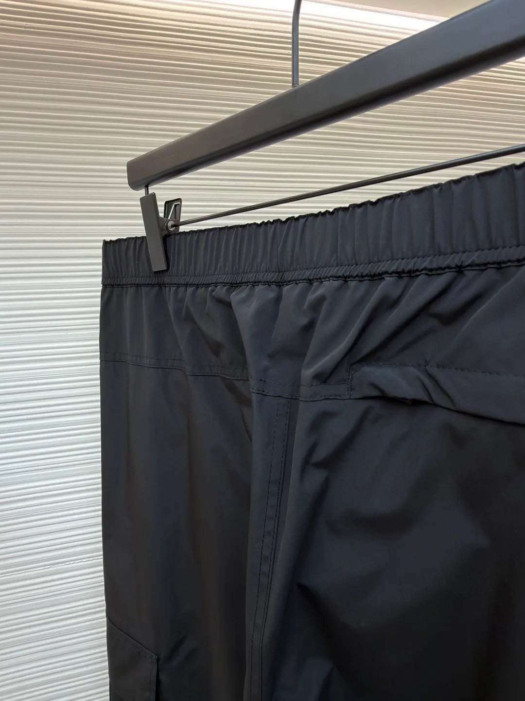 Loewe On co-branded functional sports trousers ●Original version: purchased and developed by 3784 ●Item number: 1681974-B50 ●Fabric: lightweight technical fabric ●Technology: glue printing ●Color: black ●Version: fitted version ●Weight: about 470 grams ●Size: XS-S-M-L ●Description: The main body and lining are made of 100% polyester fiber technical fabric. This synthetic fiber has been specially treated to have core functional properties such as lightweight, high strength, quick-drying and water-repellent, making it ideal for making functional clothing. Mesh lining is used in key areas to significantly improve breathability, accelerate air circulation and avoid stuffiness, thereby providing protection while ensuring comfort. The Anagram On embossed rubber tag on the belt is heat-formed through a mold and is durable, three-dimensional and has a unique tactile feel. The reflective LOEWE On printing on workwear pockets and legs is achieved through a reflective paste printing process. It appears low-key gray under daily light, but when exposed to direct light at night, it will reflect strongly, greatly improving the wearer's visibility and safety in dim environments. The pocket system is the functional core of overalls. The utility flap pockets provide safe storage space and enhance the overall style through a three-dimensional structural design. The multiple side and back waterproof zipper pockets go a step further. By using waterproof taped zippers or laminated waterproof fabrics, important items are absolutely protected from rainwater. The overall wiring is straight and delicate, the fabric is comfortable and soft, and the color is consistent without color difference. It can be matched with the same style to create a fashionable look and control various occasions. Customized accessories, complete with three standards, same style for men and women!