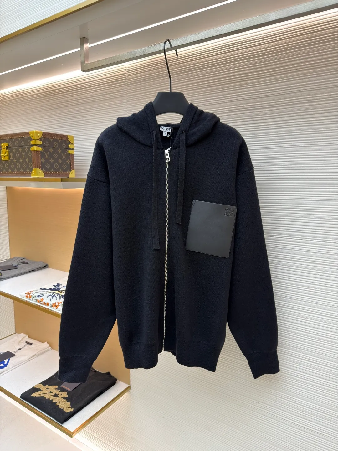 Loewe leather label pocket knitted zipper hoodie ●Original version: purchased and developed for 15900 ●Item number: 1681811-B15 ●Fabric: wool blended fabric ●Technology: knitted patch production ●Color: black ●Version: fitted version ●Weight: about 1025 grams ●Size: S-M-L-XL ●Description: Made of 55% merino wool and woven with a 14-needle imported machine. The entire garment weighs about 960-1000 grams. The upper body shape is very three-dimensional. The thermal insulation effect is also very good when worn outside. The leather label is made of double-layer composite imitation cowhide, and the process adopts three-dimensional relief embossing technology, and the Anagram icon is embossed with high temperature. Laser positioning and wiring, each piece of clothing passes multi-layer quality inspection before being shipped. The zippers are made of No. 5 bright white electroplated zippers, the LOEWE brand logo is electroplated and engraved on the sides, and the pull teeth are made of Euler electroplated teeth. Garment washing - removal of wool impurities - color fixation - fixed fit medium weight wool hooded sweatshirt. *Regular fit, standard length*Double side seams*Hooded collar*Leather chest patch pocket*Front zip closure*Ribbed cuffs and hem*Chest pocket trim. The overall wiring is straight and delicate, the fabric is comfortable and soft, and the color is consistent without color difference. It can be matched with the same style to create a fashionable look and control various occasions. Customized accessories, complete with three standards, same style for men and women!