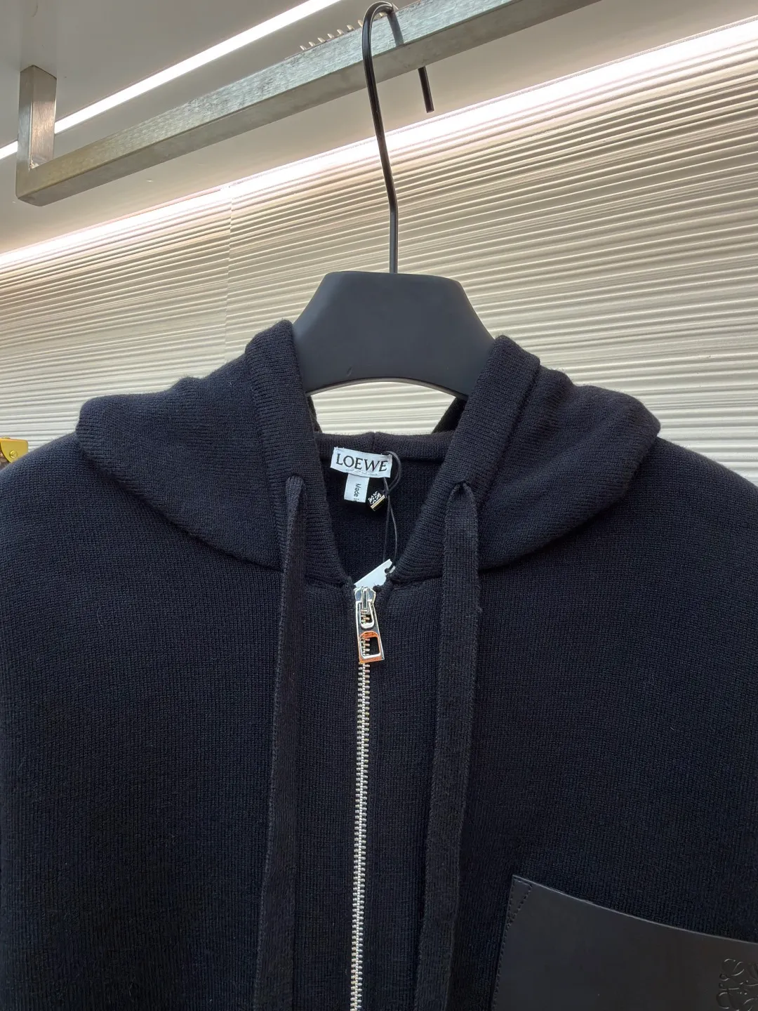 Loewe leather label pocket knitted zipper hoodie ●Original version: purchased and developed for 15900 ●Item number: 1681811-B15 ●Fabric: wool blended fabric ●Technology: knitted patch production ●Color: black ●Version: fitted version ●Weight: about 1025 grams ●Size: S-M-L-XL ●Description: Made of 55% merino wool and woven with a 14-needle imported machine. The entire garment weighs about 960-1000 grams. The upper body shape is very three-dimensional. The thermal insulation effect is also very good when worn outside. The leather label is made of double-layer composite imitation cowhide, and the process adopts three-dimensional relief embossing technology, and the Anagram icon is embossed with high temperature. Laser positioning and wiring, each piece of clothing passes multi-layer quality inspection before being shipped. The zippers are made of No. 5 bright white electroplated zippers, the LOEWE brand logo is electroplated and engraved on the sides, and the pull teeth are made of Euler electroplated teeth. Garment washing - removal of wool impurities - color fixation - fixed fit medium weight wool hooded sweatshirt. *Regular fit, standard length*Double side seams*Hooded collar*Leather chest patch pocket*Front zip closure*Ribbed cuffs and hem*Chest pocket trim. The overall wiring is straight and delicate, the fabric is comfortable and soft, and the color is consistent without color difference. It can be matched with the same style to create a fashionable look and control various occasions. Customized accessories, complete with three standards, same style for men and women!