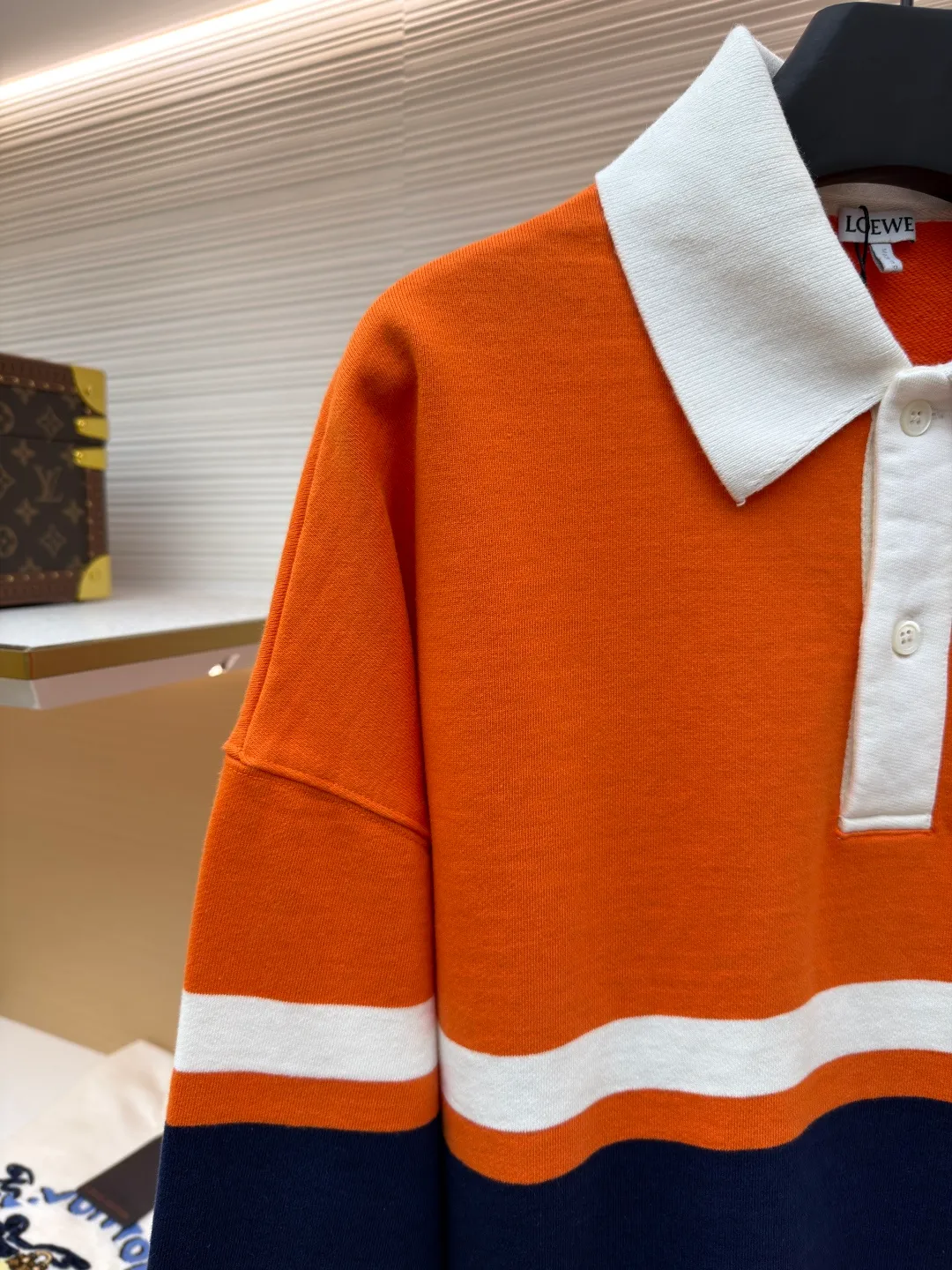 Loewe Anagram Embroidered Polo Shirt ●Original version: Purchased and developed for 7200 ●Item No.: 1681493-B20 ●Fabric: Cotton looped fleece jacquard fabric ●Technology: Embroidery production ●Color: Orange, blue and white ●Version: Fitted version ●Weight: about 660g ●Size: XS-S-M-L ●Description: Customized medium weight cotton looped fleece jacquard fabric, full texture, thick and solid Every inch contains a heavy sense of warmth. Avocado green falls into Monet's garden. The breath of plants and the narrative of art are woven into the stitches. The stripe rhythm of golden proportions. The homogeneous three-dimensionality on the chest jumps out and embellishes it like a work of art. The breathing philosophy of leaving a blank neckline. The visual hierarchy of primary and secondary. An orderly carnival of colors, using imported machine embroidery technology. Use advanced computer control systems and sophisticated mechanical components to realize Loewe Anagram embroidery operations with high precision. The lines are smooth and delicate, and the fabrics have been washed to give you a better feel and texture. It is not easy to deform, shrink or fade, and maintains long-term beauty. The overall wiring is straight and delicate, the fabric is comfortable and soft, and the color is consistent without color difference. It can be matched with the same style to create a fashionable look and control various occasions. Customized accessories, complete with three standards, same style for men and women!