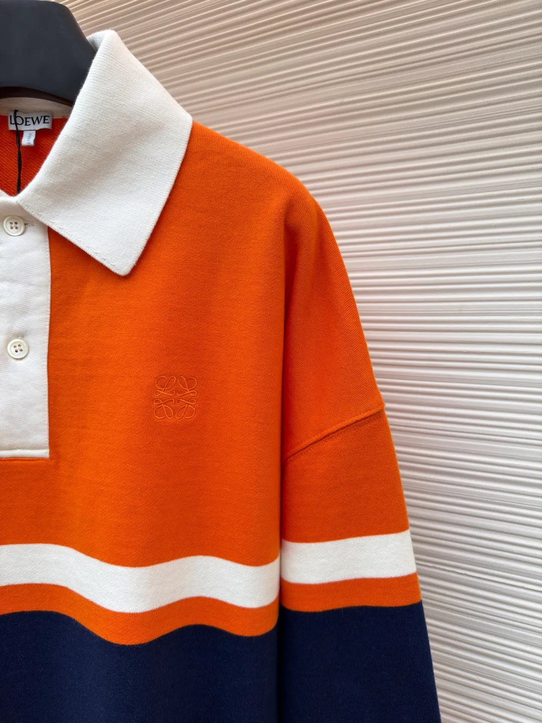 Loewe Anagram Embroidered Polo Shirt ●Original version: Purchased and developed for 7200 ●Item No.: 1681493-B20 ●Fabric: Cotton looped fleece jacquard fabric ●Technology: Embroidery production ●Color: Orange, blue and white ●Version: Fitted version ●Weight: about 660g ●Size: XS-S-M-L ●Description: Customized medium weight cotton looped fleece jacquard fabric, full texture, thick and solid Every inch contains a heavy sense of warmth. Avocado green falls into Monet's garden. The breath of plants and the narrative of art are woven into the stitches. The stripe rhythm of golden proportions. The homogeneous three-dimensionality on the chest jumps out and embellishes it like a work of art. The breathing philosophy of leaving a blank neckline. The visual hierarchy of primary and secondary. An orderly carnival of colors, using imported machine embroidery technology. Use advanced computer control systems and sophisticated mechanical components to realize Loewe Anagram embroidery operations with high precision. The lines are smooth and delicate, and the fabrics have been washed to give you a better feel and texture. It is not easy to deform, shrink or fade, and maintains long-term beauty. The overall wiring is straight and delicate, the fabric is comfortable and soft, and the color is consistent without color difference. It can be matched with the same style to create a fashionable look and control various occasions. Customized accessories, complete with three standards, same style for men and women!