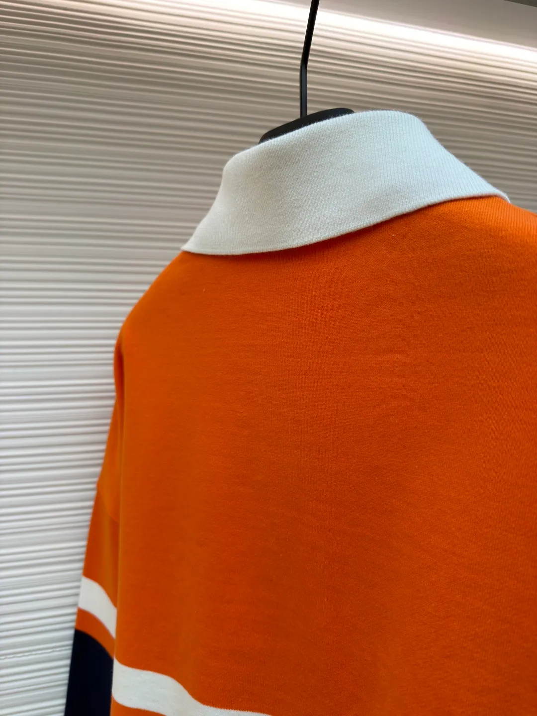 Loewe Anagram Embroidered Polo Shirt ●Original version: Purchased and developed for 7200 ●Item No.: 1681493-B20 ●Fabric: Cotton looped fleece jacquard fabric ●Technology: Embroidery production ●Color: Orange, blue and white ●Version: Fitted version ●Weight: about 660g ●Size: XS-S-M-L ●Description: Customized medium weight cotton looped fleece jacquard fabric, full texture, thick and solid Every inch contains a heavy sense of warmth. Avocado green falls into Monet's garden. The breath of plants and the narrative of art are woven into the stitches. The stripe rhythm of golden proportions. The homogeneous three-dimensionality on the chest jumps out and embellishes it like a work of art. The breathing philosophy of leaving a blank neckline. The visual hierarchy of primary and secondary. An orderly carnival of colors, using imported machine embroidery technology. Use advanced computer control systems and sophisticated mechanical components to realize Loewe Anagram embroidery operations with high precision. The lines are smooth and delicate, and the fabrics have been washed to give you a better feel and texture. It is not easy to deform, shrink or fade, and maintains long-term beauty. The overall wiring is straight and delicate, the fabric is comfortable and soft, and the color is consistent without color difference. It can be matched with the same style to create a fashionable look and control various occasions. Customized accessories, complete with three standards, same style for men and women!