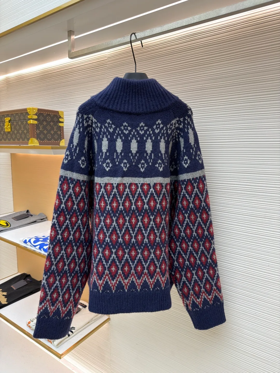 Loewe full-embellished geometric jacquard sweater jacket ●Original version: Purchased and developed at 20900 ●Item number: 1682196-B70 ●Fabric: wool blended fabric ●Technology: curved thread weave ●Color: blue and red ●Version: fitted version ●Weight: about 1835 grams ●Size: S-M-L-XL ●Description: Customized edelweiss jacquard wool, full texture, thick and solid Every inch of fiber contains a heavy warmth. Navy blue is the base, red and white are flames, giving the color dynamic saturation. The Fair Isle pattern is presented in an asymmetrical diamond order, becoming a statement of New Nordic aesthetics. The exquisite zipper design is cleverly integrated into the knitted jacket, making the jacket instantly rejuvenated. The heavy texture is everywhere showing its luxurious charm. Defining extraordinary taste, it is made of machine jacquard imported from Germany. Precisely control the arrangement and interweaving of yarns and carefully interweave on the loom. Fair Isle jacquard art pattern inlay makes the fabric more vivid and three-dimensional. The curved thread structure changes the stitching and yarn arrangement during the knitting process so that the yarns present a curved distribution in the fabric. The garment washing water is softened and deodorized using professional washing equipment and specific detergents to deeply clean and deodorize the clothes to improve the feel and appearance of the clothes. The overall wiring is straight and delicate, the fabric is comfortable and soft, and the color is consistent without color difference. It can be matched with the same style to create a fashionable look and control various occasions. Customized accessories, complete with three standards, same style for men and women!