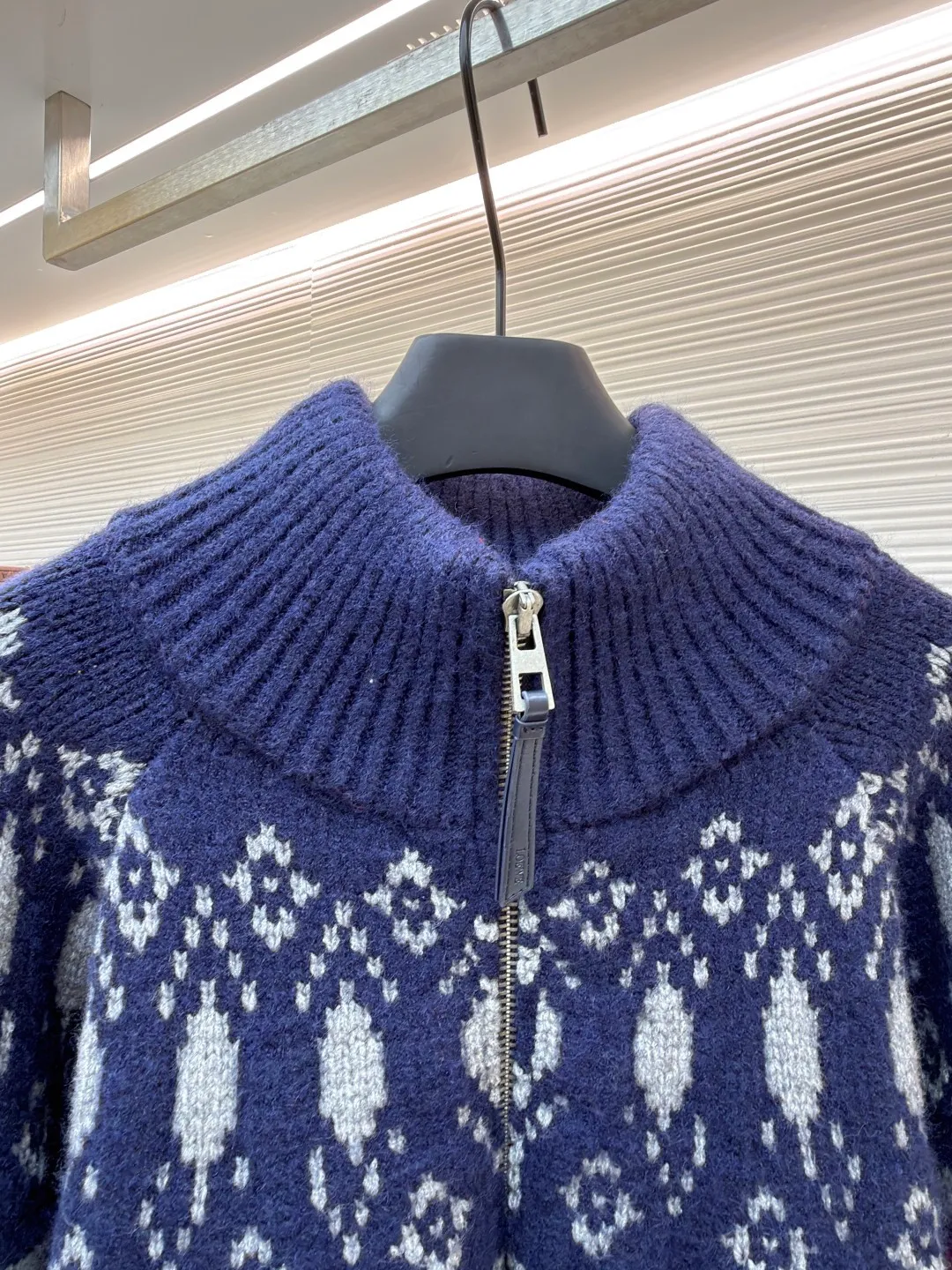 Loewe full-embellished geometric jacquard sweater jacket ●Original version: Purchased and developed at 20900 ●Item number: 1682196-B70 ●Fabric: wool blended fabric ●Technology: curved thread weave ●Color: blue and red ●Version: fitted version ●Weight: about 1835 grams ●Size: S-M-L-XL ●Description: Customized edelweiss jacquard wool, full texture, thick and solid Every inch of fiber contains a heavy warmth. Navy blue is the base, red and white are flames, giving the color dynamic saturation. The Fair Isle pattern is presented in an asymmetrical diamond order, becoming a statement of New Nordic aesthetics. The exquisite zipper design is cleverly integrated into the knitted jacket, making the jacket instantly rejuvenated. The heavy texture is everywhere showing its luxurious charm. Defining extraordinary taste, it is made of machine jacquard imported from Germany. Precisely control the arrangement and interweaving of yarns and carefully interweave on the loom. Fair Isle jacquard art pattern inlay makes the fabric more vivid and three-dimensional. The curved thread structure changes the stitching and yarn arrangement during the knitting process so that the yarns present a curved distribution in the fabric. The garment washing water is softened and deodorized using professional washing equipment and specific detergents to deeply clean and deodorize the clothes to improve the feel and appearance of the clothes. The overall wiring is straight and delicate, the fabric is comfortable and soft, and the color is consistent without color difference. It can be matched with the same style to create a fashionable look and control various occasions. Customized accessories, complete with three standards, same style for men and women!